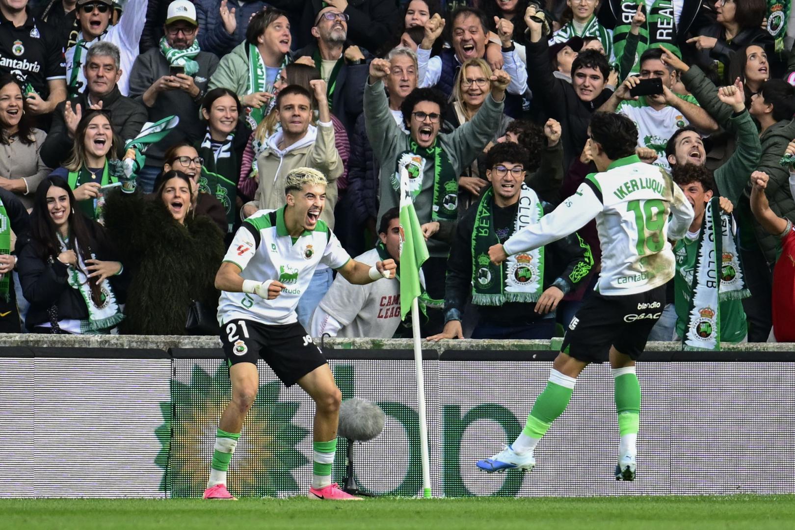 El delantero marroquí del Racing Yassir Zabiri celebra el segundo gol de su equipo ante el Espanyol