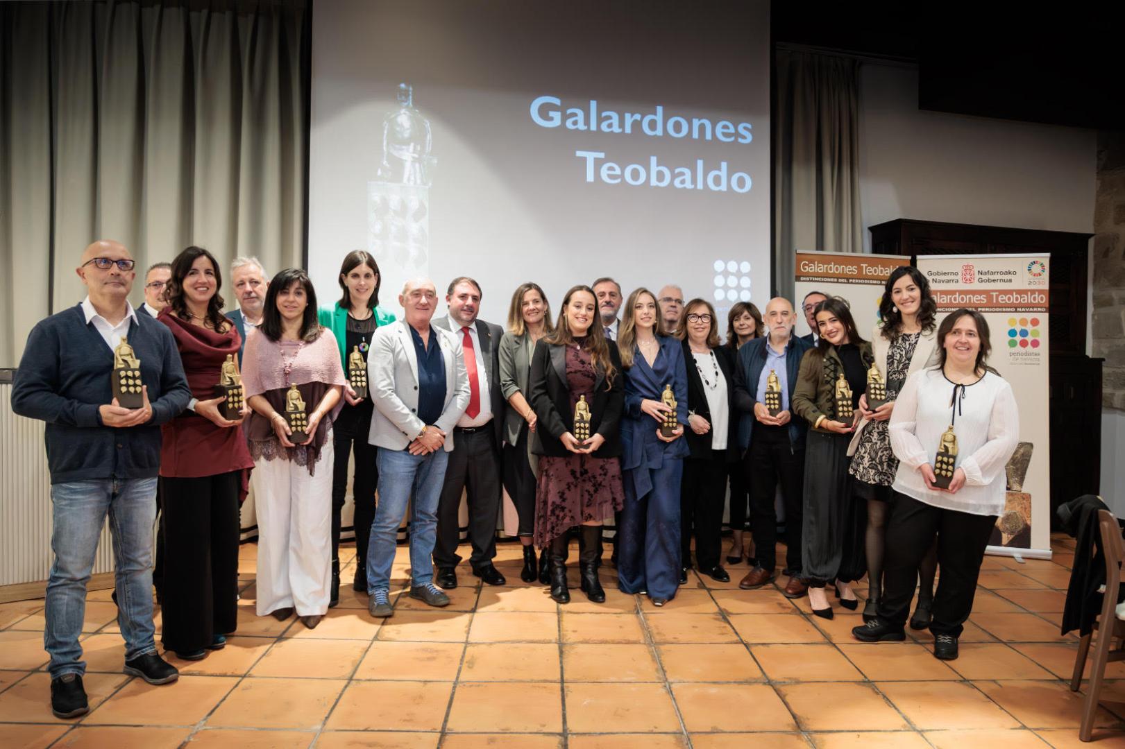 Foto de familia de todos los premiados en la gala del pasado viernes en el Parador de Turismo de Olite, con Sheyla Muñoz, Mari Carmen Garde y Noelia Gorbea a la izquierda.