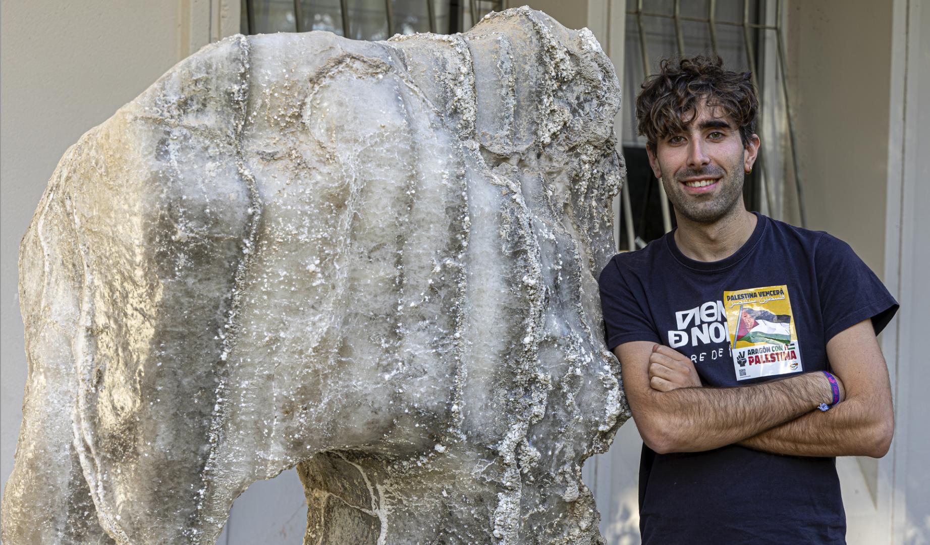 Las cuevas heladas del Pirineo están perdiendo depósitos de hielo de hasta 4.000 o 5.000 años de antigüedad y, con ellos, información sobre el clima del pasado que el investigador oscense Mario Bielsa trata de analizar antes de que desaparezca para siempre.“Ya tenemos varias cuevas donde se ha perdido todo o prácticamente todo el hielo que había”, explica en una entrevista con EFE este joven de Castejón de Sos (Huesca), que desarrolla su doctorado en Geología en la Universidad de Zaragoza con una beca de la Fundación La Caixa