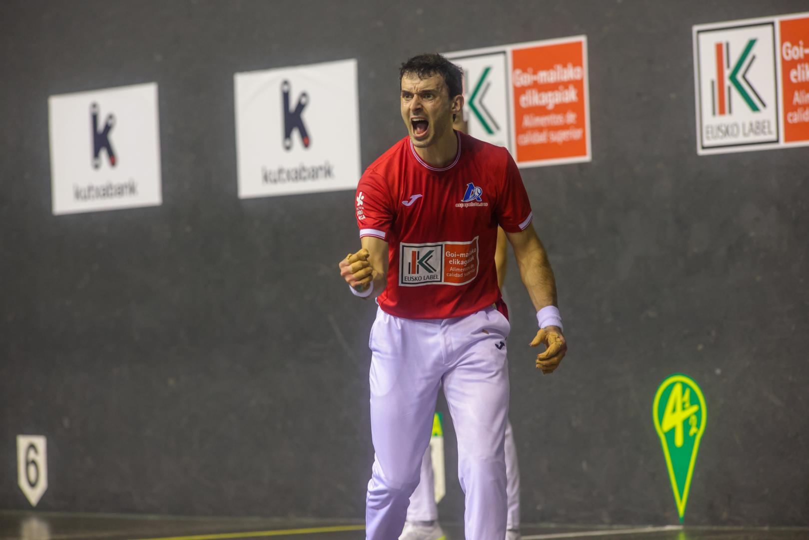 Jokin Altuna celebra un tanto contra Unai Laso