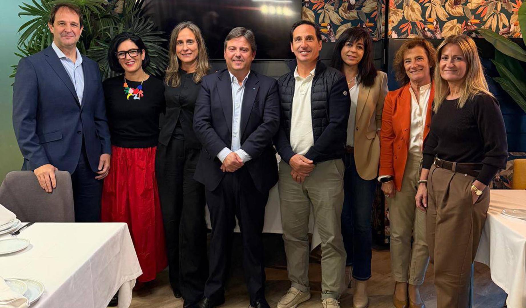 De izquierda a derecha: Rafael Alcaide (director de Banca de Empresas en Navarra de CaixaBank); Silvia Ros (fundadora de la consultora Alimenta Valores), Alicia Nicolás ( directora comercial Grupo La Información); Igor Ordozgoiti (director general de Karbel, en Lekunberri); David Muruzábal (director comercial de hipermercado E. Leclerc); María Carmen Garde (periodista de Diario de Navarra); Isabel Peñaranda (directora de ICEX Navarra) y Rakel Delpuerto (Karbel)