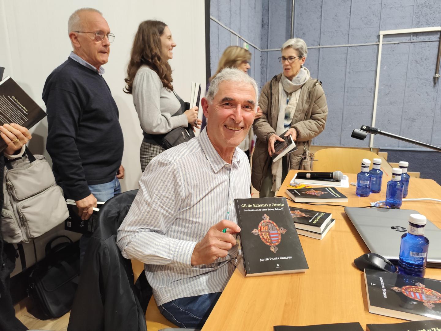 Javier Vicuña, este viernes en Añorbe con un ejemplar del libro que ha escrito