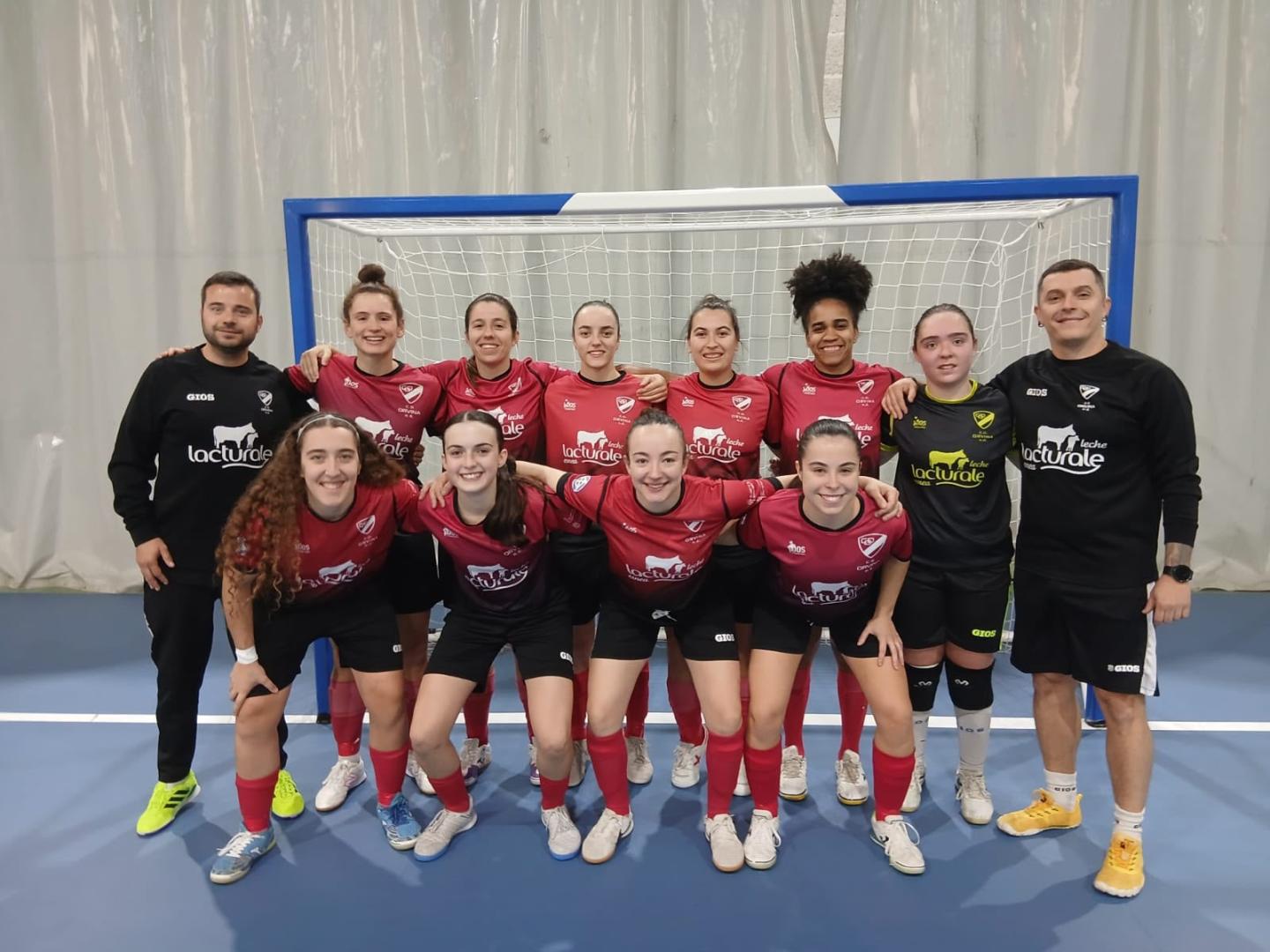 La plantilla del Lacturale Orvina posa en el pabellón municipal de A Queixeira, donde cayó derrotado frente al Arnoia por 6-3.