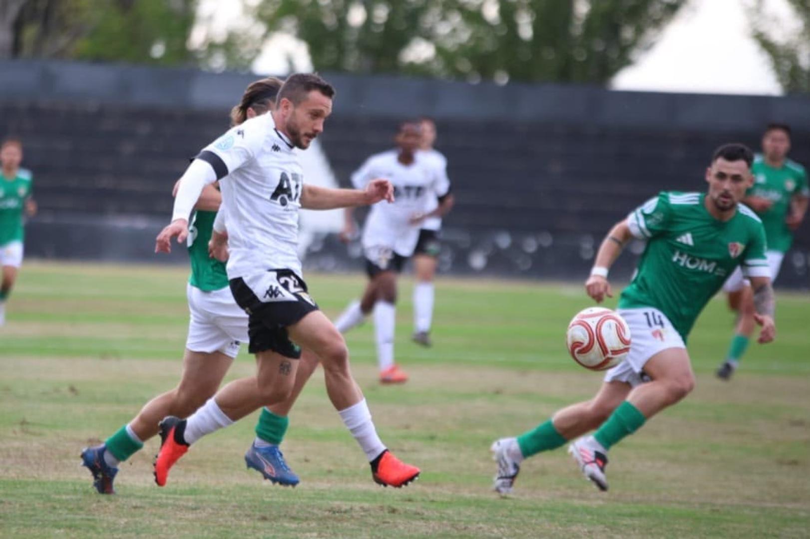 El capitán del Tudelano David Soto golpea ante Mario Benedet, del Barbastro
