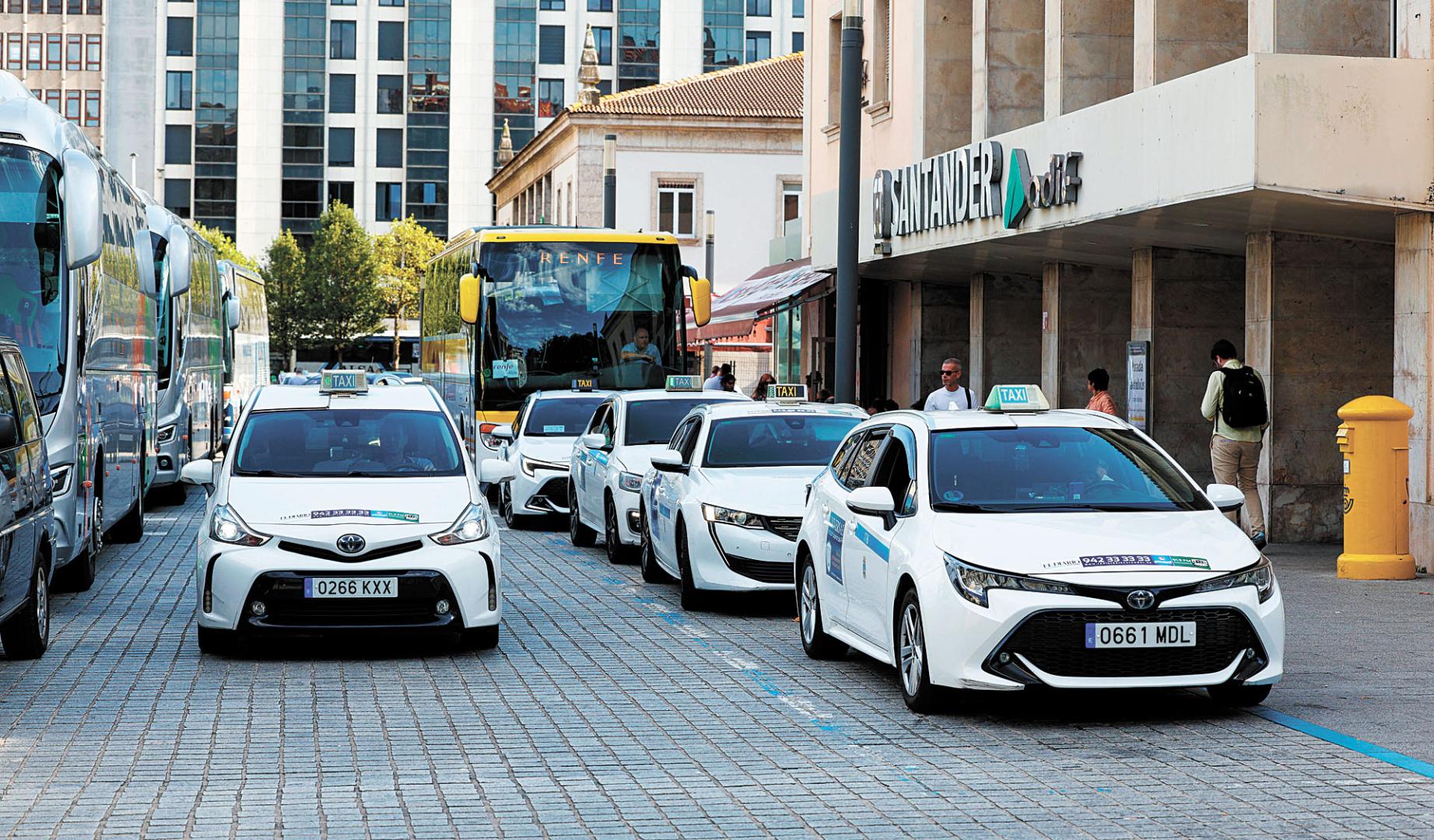 Parada de taxis en la estación de tren de Santander