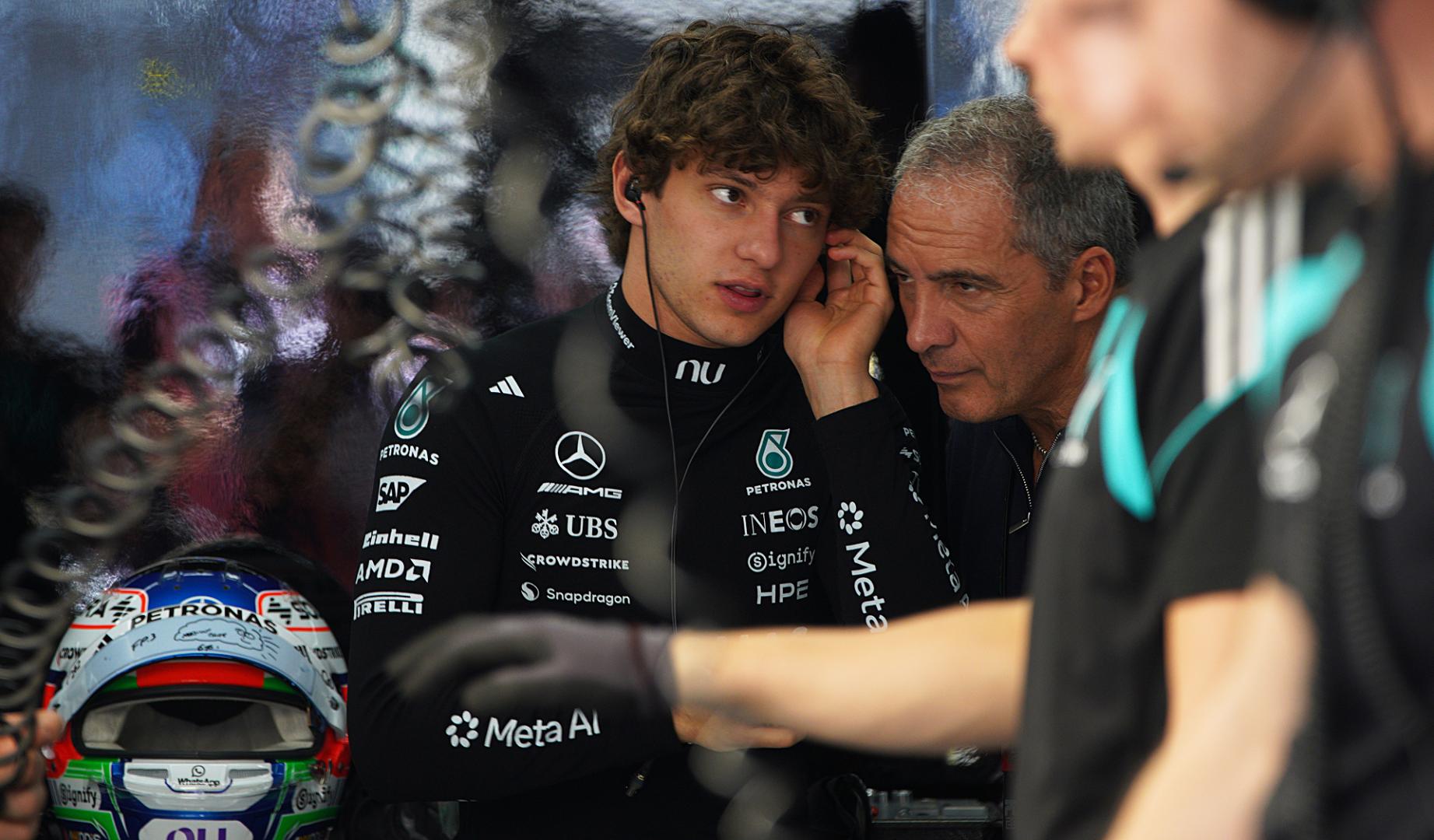 El piloto de Mercedes Andrea Kimi Antonelli atiende a sus mecánicos durante los entrenamientos del GF de EE UU de Fórmula 1