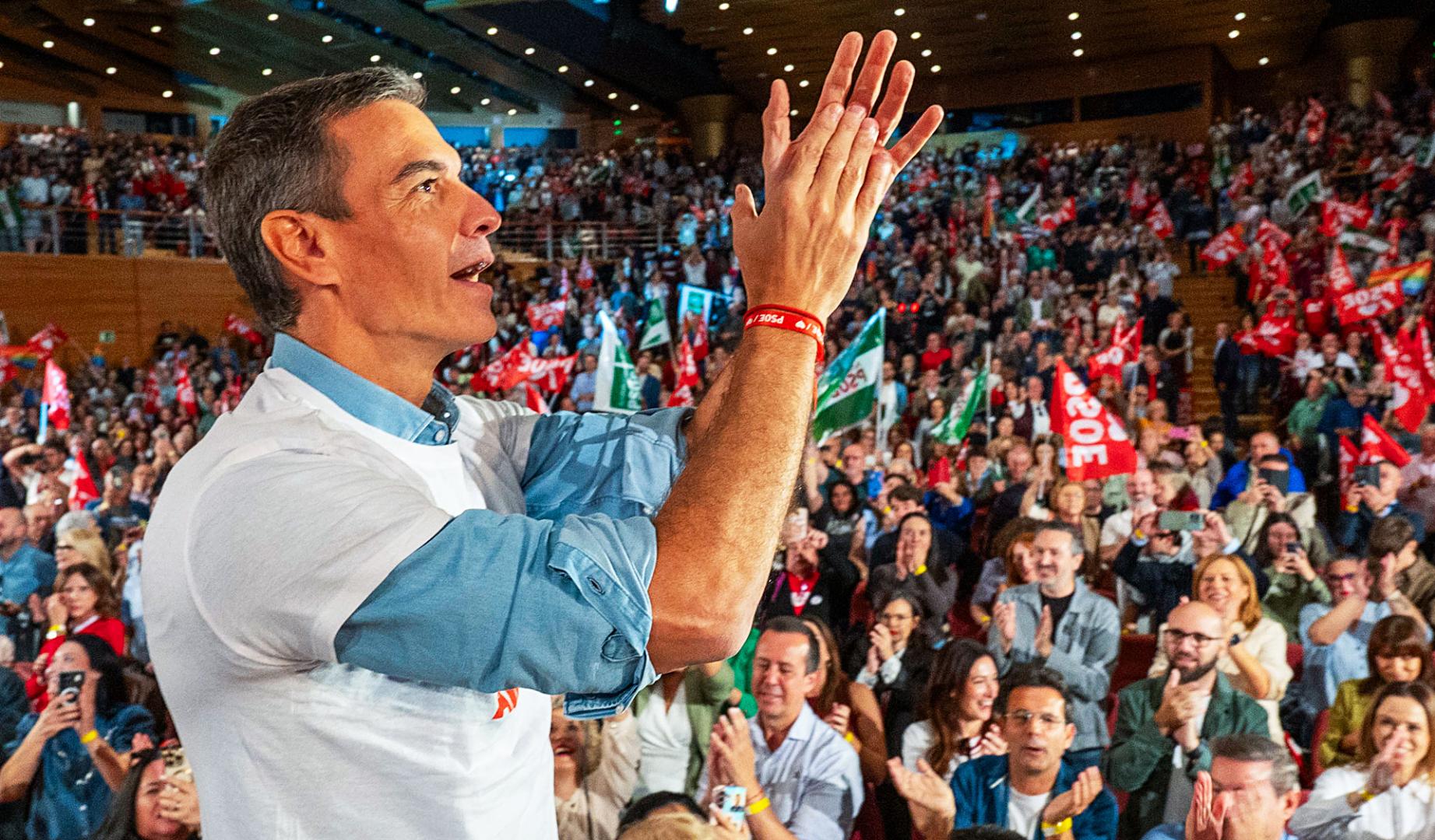 El secretario general del PSOE y presidente del Gobierno, Pedro Sánchez durante un acto de precampaña en Granada