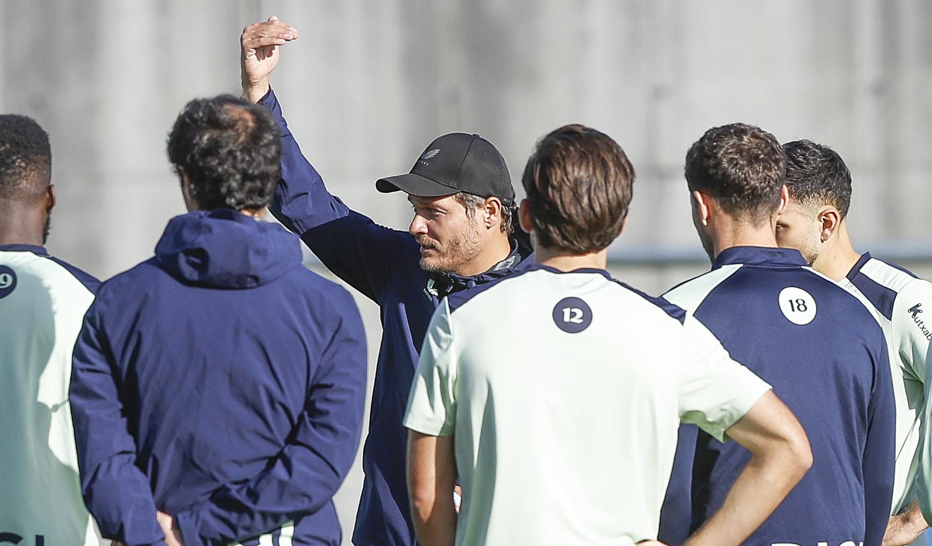 El técnico del Athletic de Bilbao, Edin Terzic, durante el entrenamiento que el conjunto rojiblanco