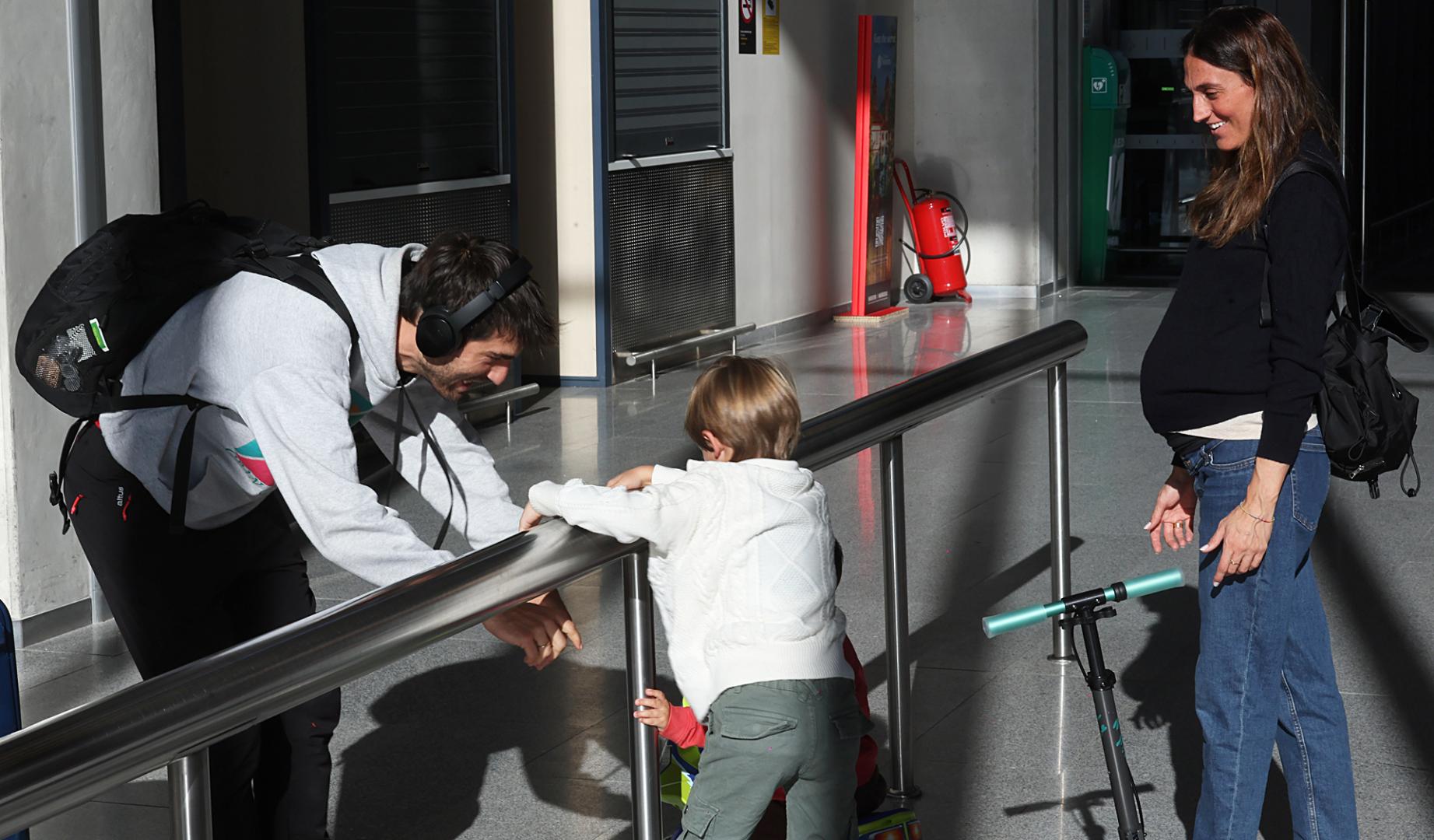Un pasajero es recibido por su familia al aterrizar el vuelo procedente de Barcelona en el Aeropuerto de Noín