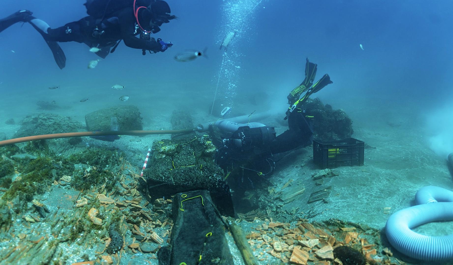 Arqueólogos subacuáticos analizan los restos dle buque hundido frente a la costa de Marbella