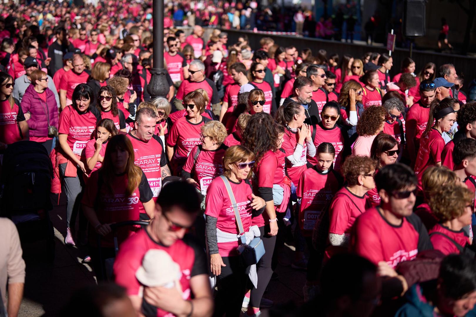 Fotos de la Carrera Solidaria contra el Cáncer de Mama organizada por Saray este domingo, 25 de octubre, en Pamplona