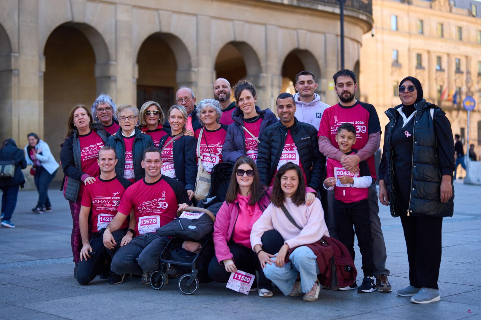 Julia Zabaleta Reta (segunda por la izquierda, de pie), que ha superado cáncer de mama, posa con su madre, familias y amigos. Todo el grupo viajó a Pamplona desde Aibar, donde viven.