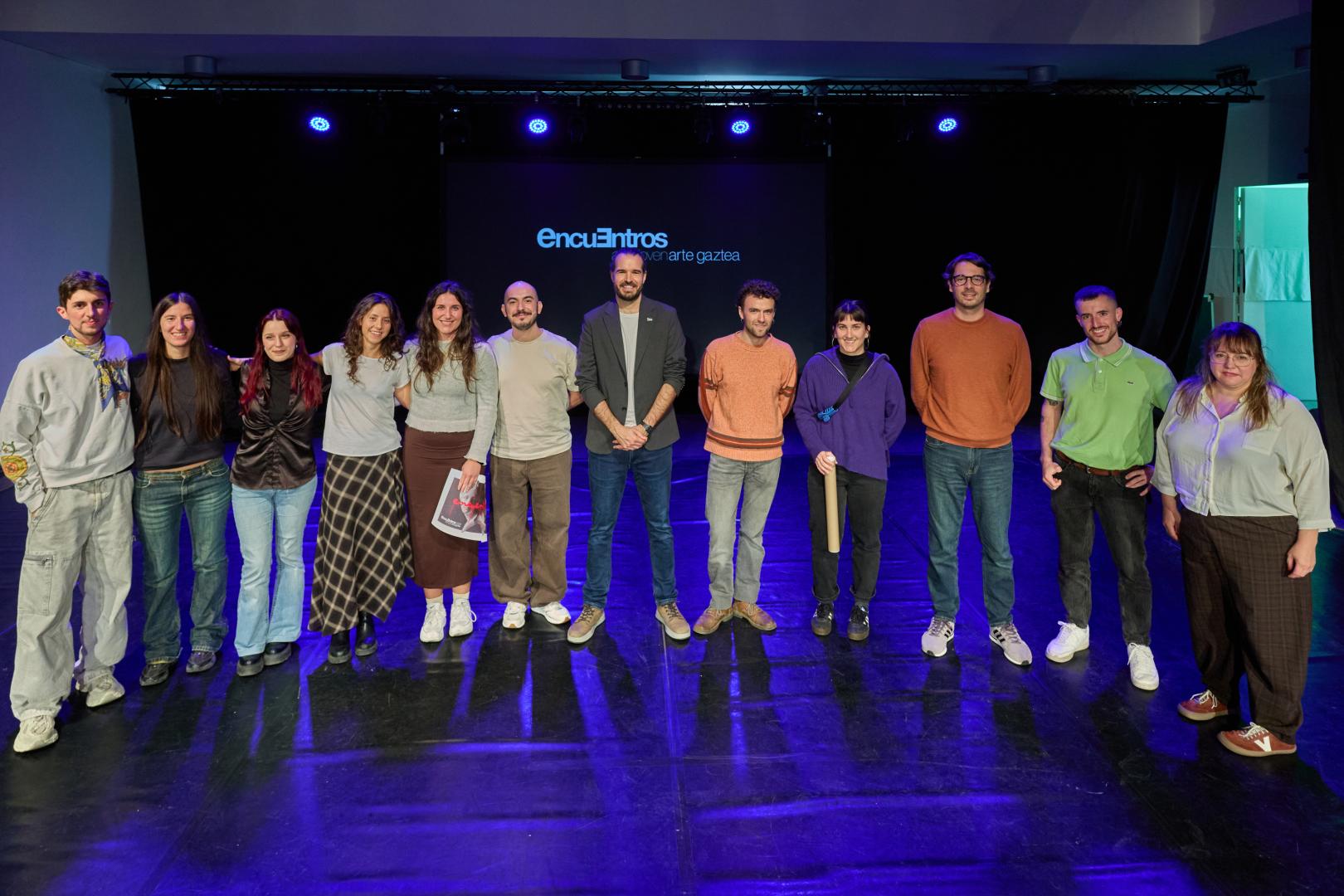Imagen de grupo de los responsables del Instituto de la Juventud con las personas premiadas