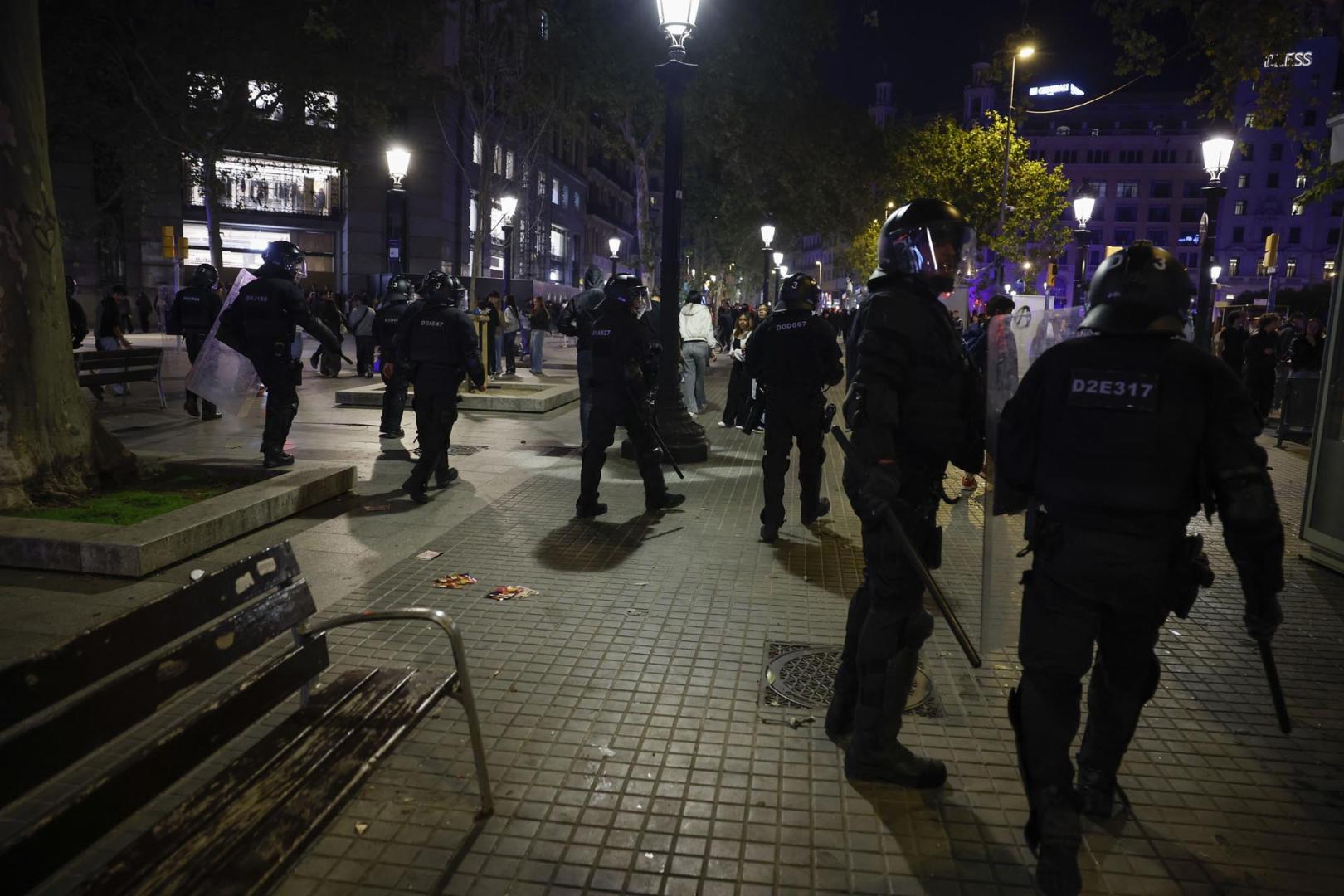 Decenas de estudiantes se concentraron el sábado 24 de octubre en la plaza Catalunya de Barcelona en una protesta convocada por redes sociales que derivó en incidentes y enfrentamientos con los Mossos d'Esquadra