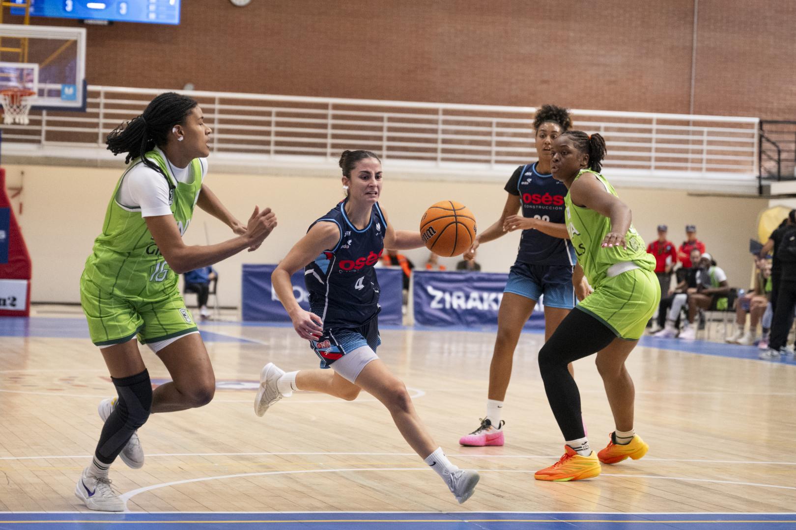 Mamen Blanco, MVP del encuentro con 23 puntos, se interna en la canasta del Joventut Badalona.