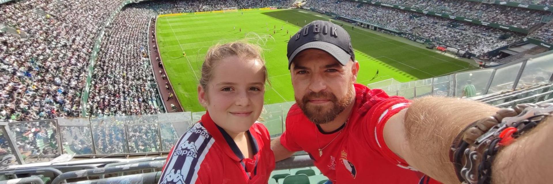 Álvaro Castillo, junto a su hija en un partido de otra temporada de Osasuna en el Benito Villamarín