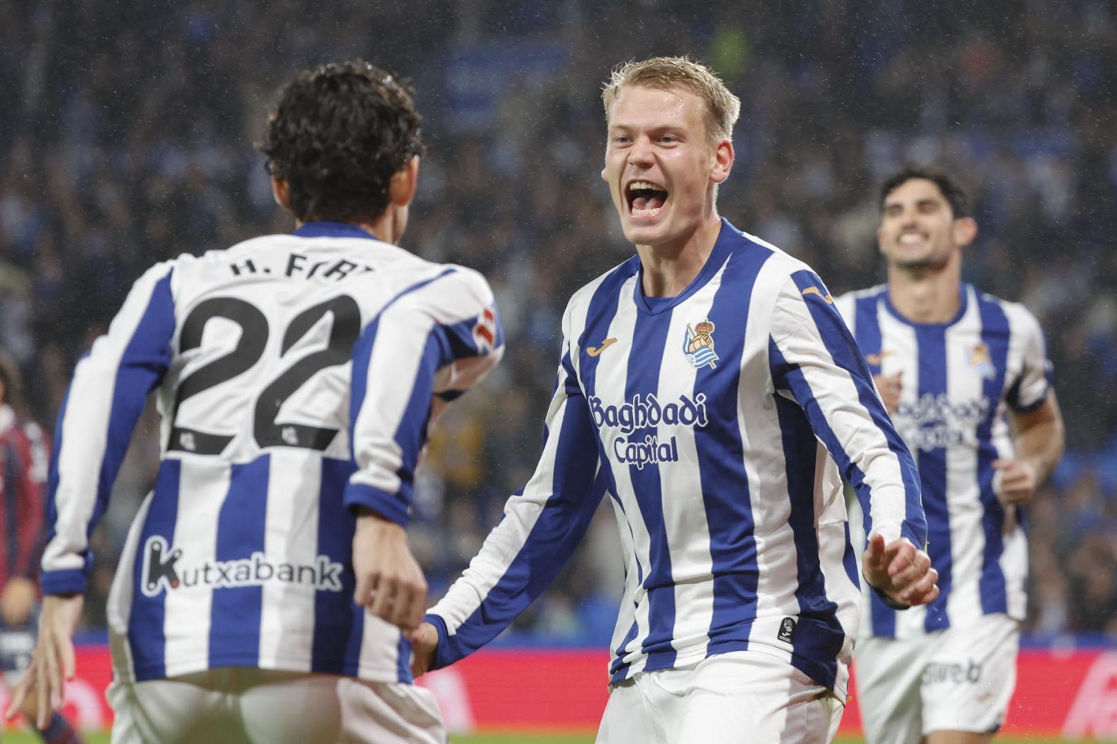 El delantero islandés de la Real Sociedad, Orri Óskarsson, celebra el primer gol del equipo donostiarra en el partido ante el Levante