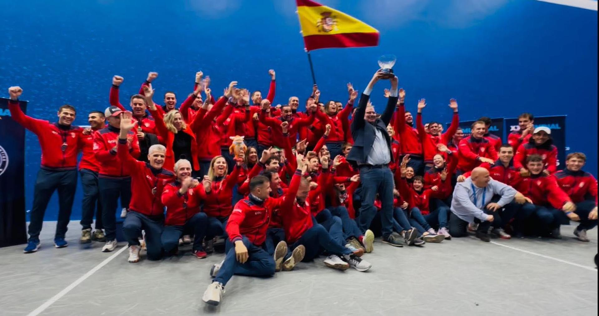 Javier Conde, presidente de la Federación Española de Pelota, levanta la copa de campeones del mundo en Argentina