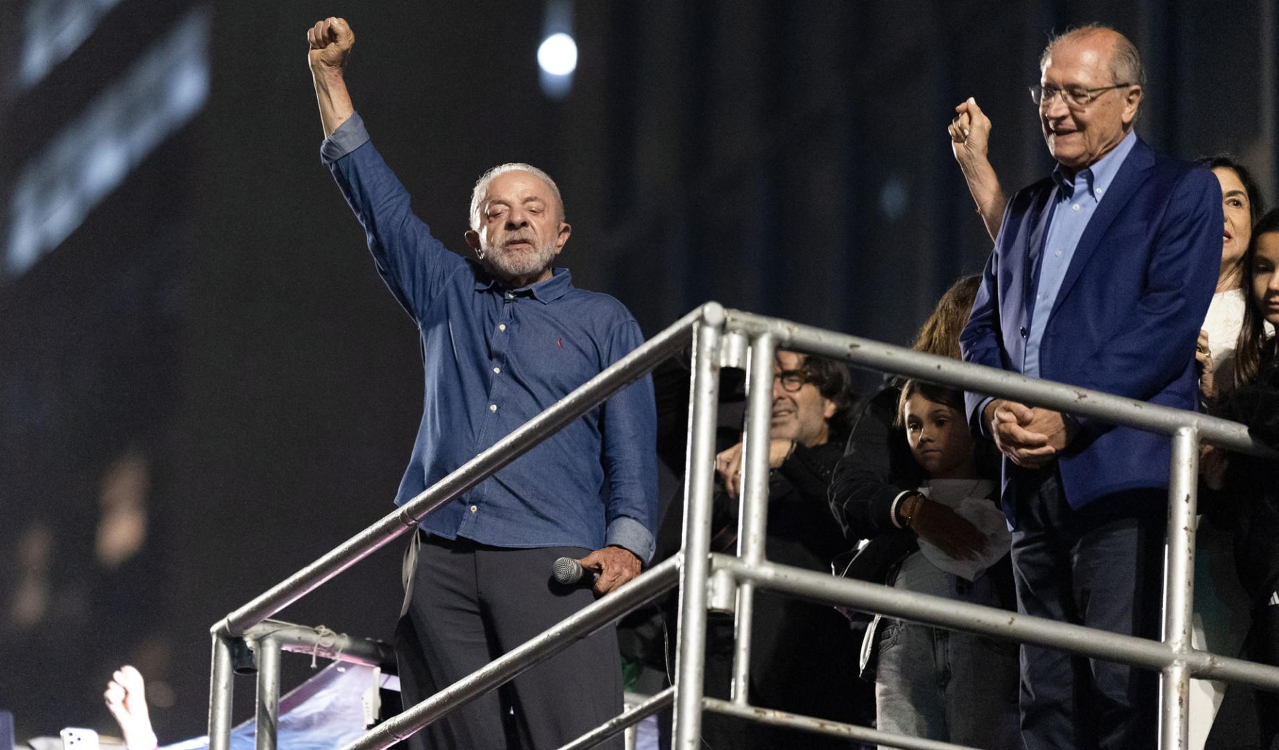 El presidente de Brasil, Luiz Inácio Lula da Silva (i), quien ganó la segunda vuelta de las elecciones con un 51,79 % de los votos, frente al 48,21 % del senador ultraderechista Flávio Bolsonaro, reacciona frente a simpatizantes este domingo, en Sao Paulo