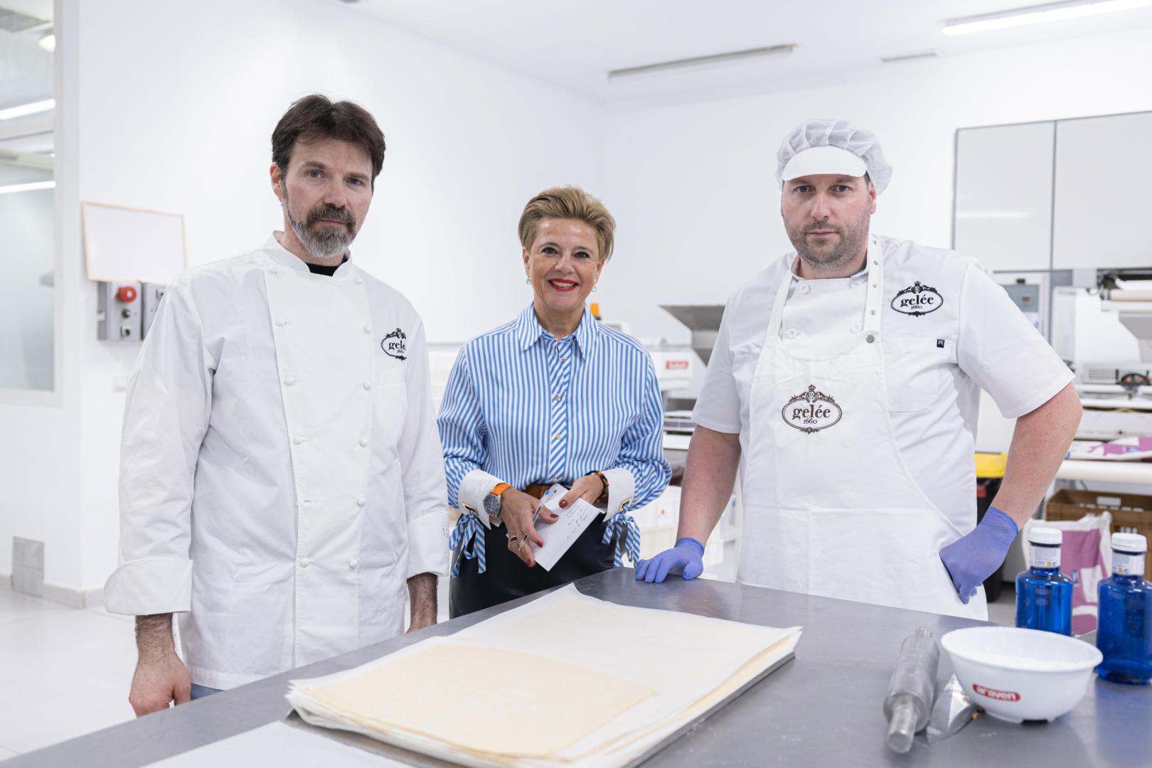 Miguel Zabaleta, Chus Goñi y Javier Zabaleta, en el nuevo obrador de Gelée en Barbatain