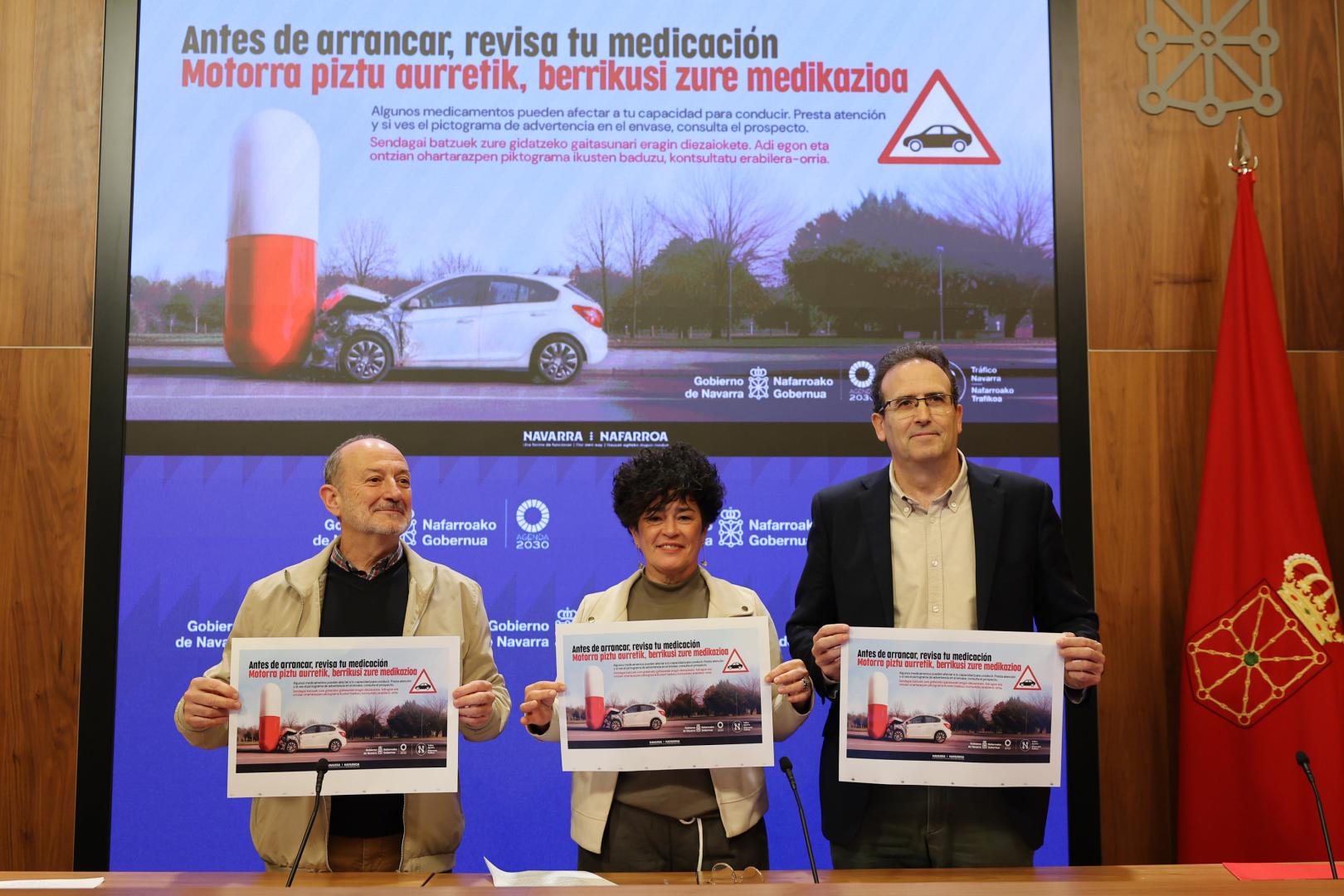 De izda a dcha, José Javier Boulandier, director general de Tráfico, Inma Jurío, consejera de Interior y Antonio López, director general de Salud del Gobierno de Navarra.