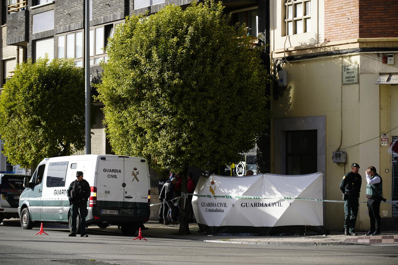 Despliegue policial junto al bloque de la avenida de Zaragoza donde convivían el arrestado y la víctima