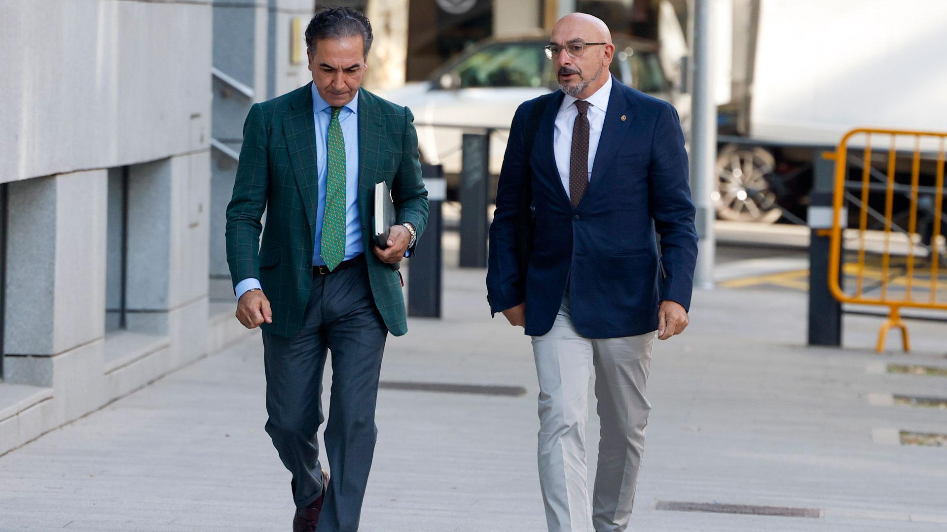El teniente coronel jefe de operaciones de la Guardia Civil en Ceuta, Miguel Lobo (d) a su llegada este lunes a Audiencia Nacional de Madrid donde la jueza María Tardón investiga la entrada masiva de migrantes en Ceuta