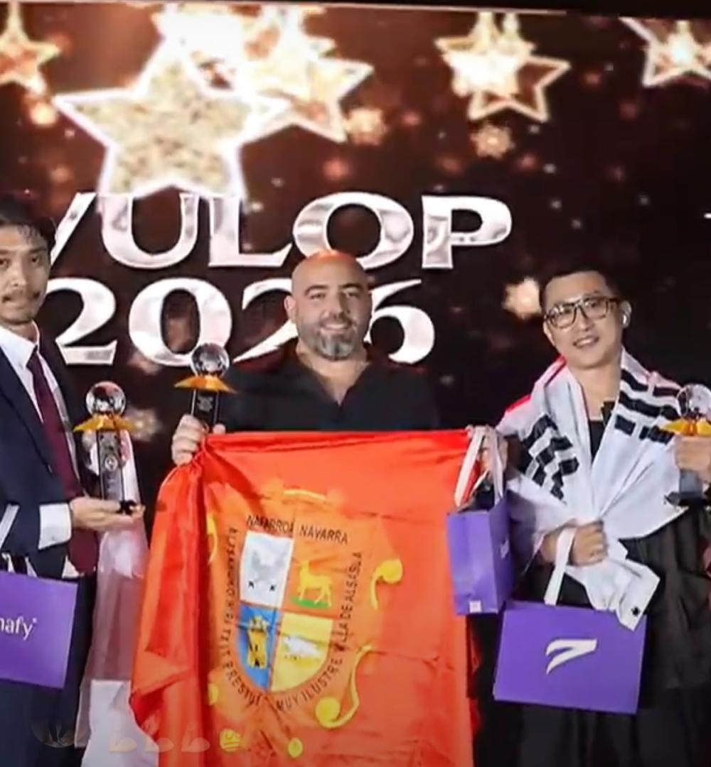 Xabier Górriz, con la bandera de Alsasua desplegada tras recoger en Turquía el trofeo que le acredita campeón mundial de micropigmentación capilar.