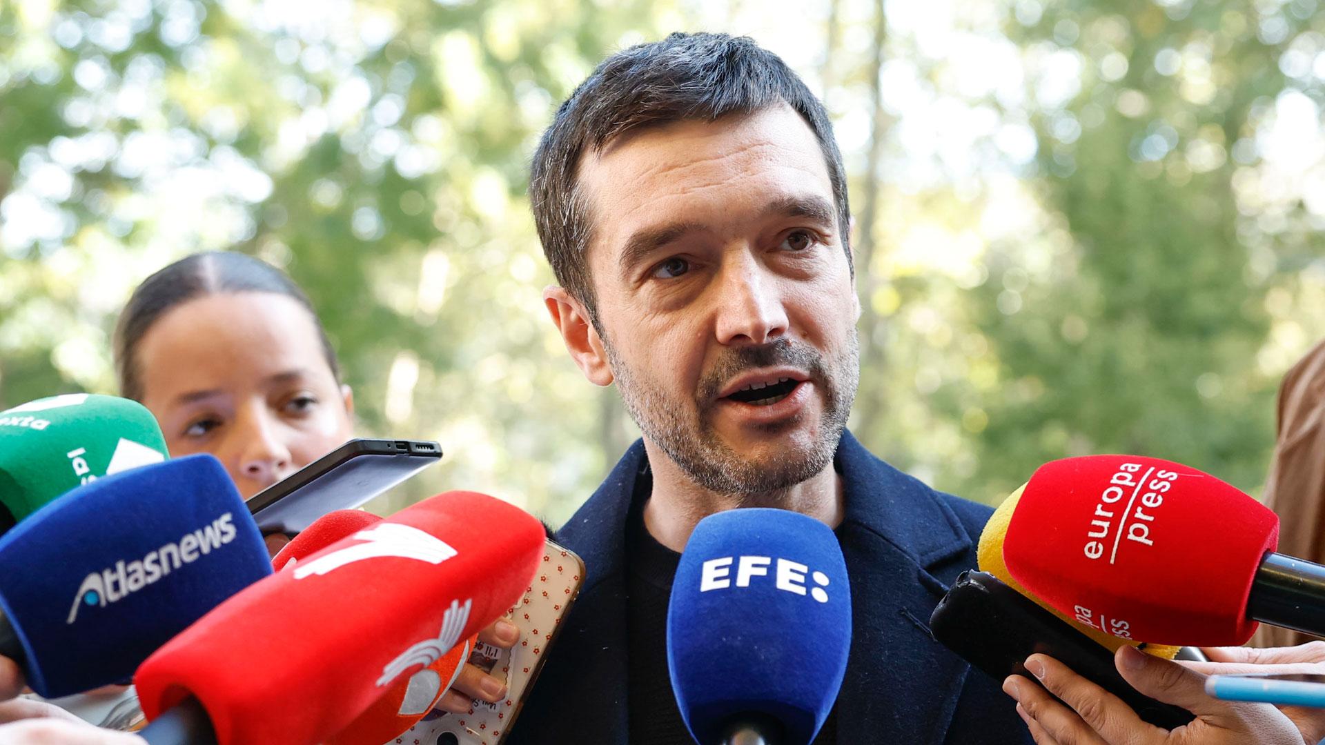El ministro de Derechos Sociales, Consumo y Agenda 2030, Pablo Bustinduy, ofrece declaraciones a los medios