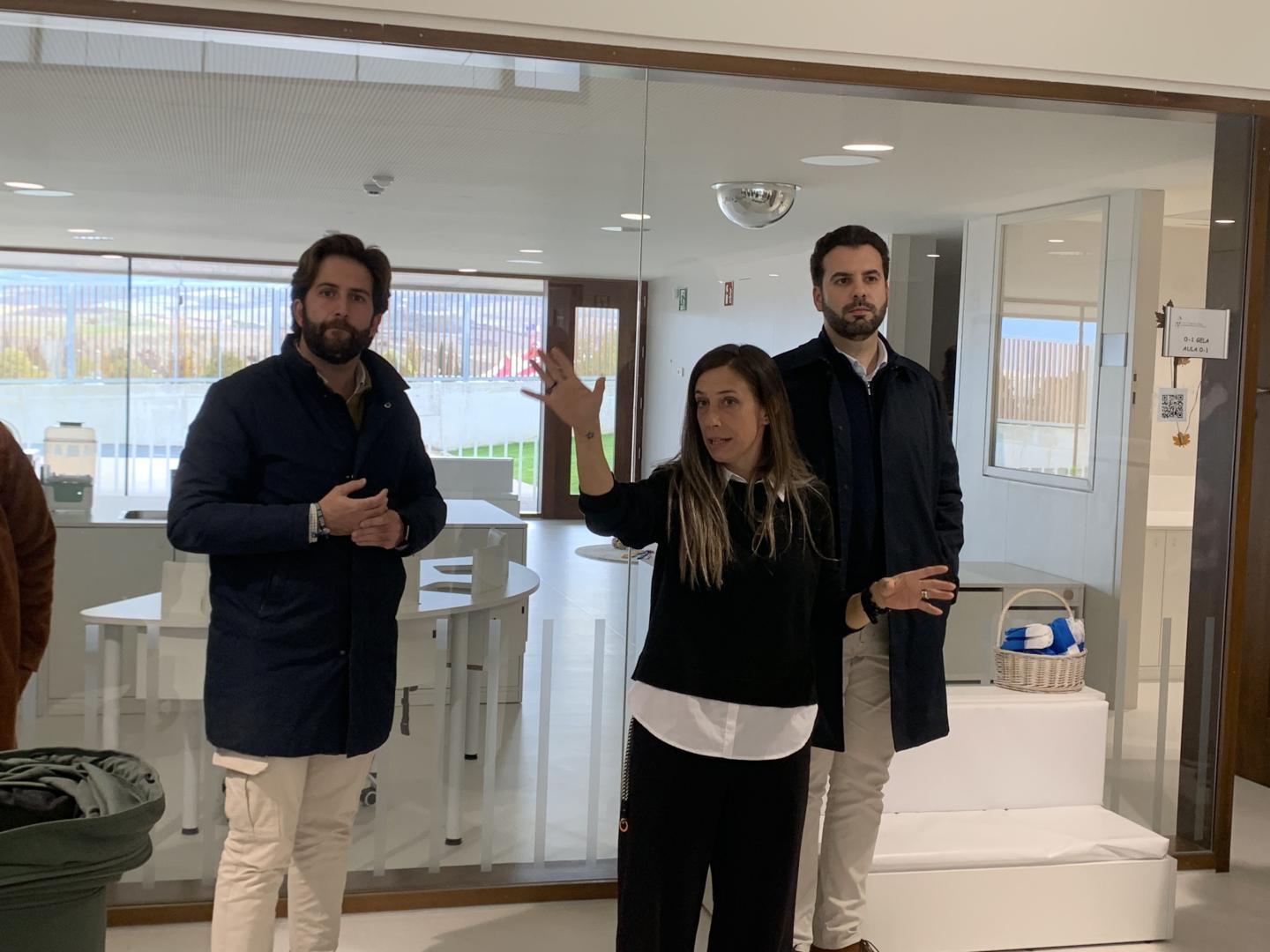 La directora de la escuela Sarastigorri, Sheila Echauri, con el arquitecto Luis Orbaiceta y el alcalde Jon Gondán