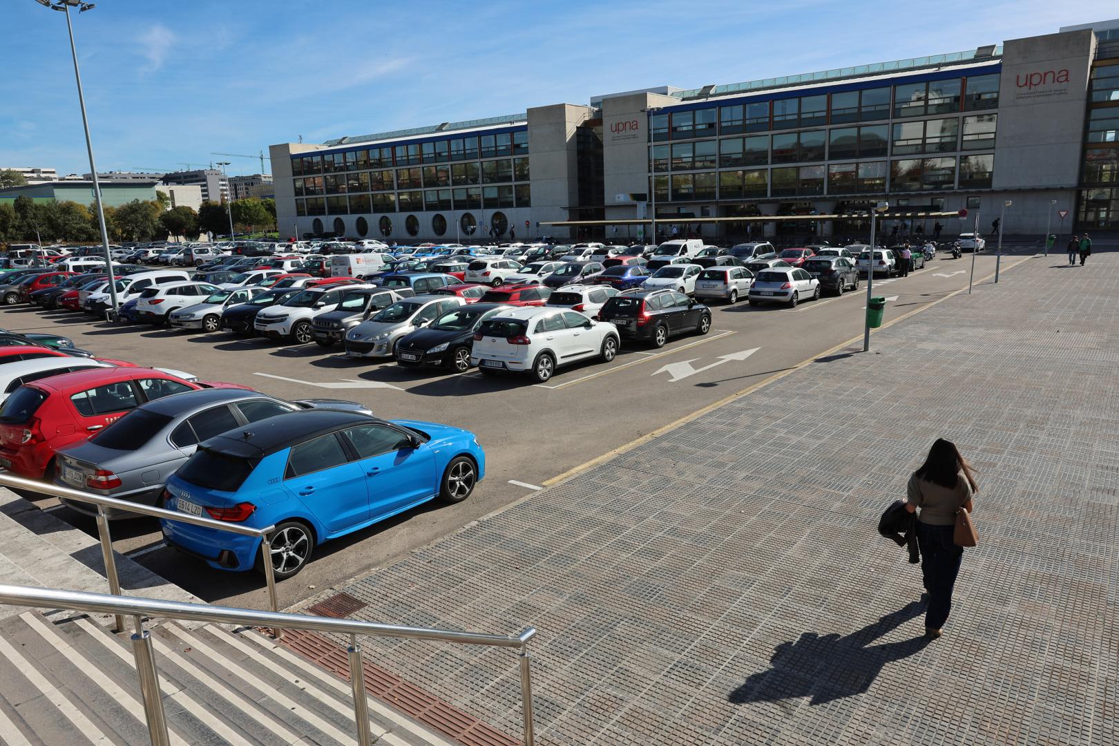 La Universidad Pública de Navarra estudia medidas para evitar que coches ajenos al centro aparquen en sus plazas