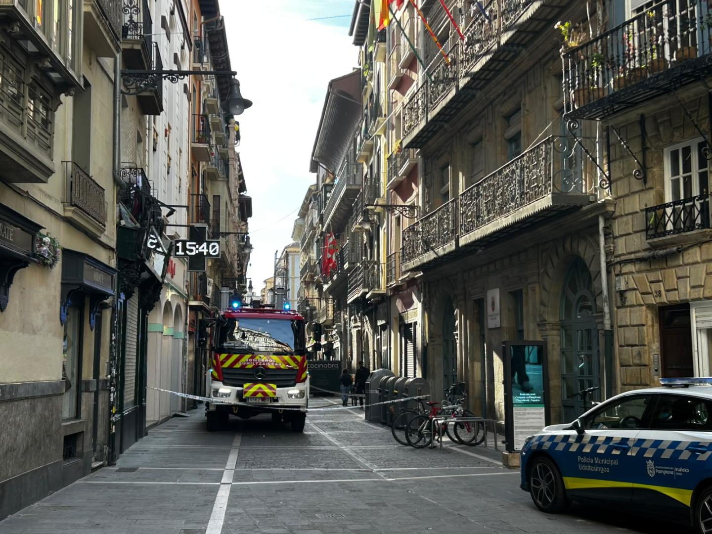 Intervención de los servicios de emergencia en la calle Zapatería