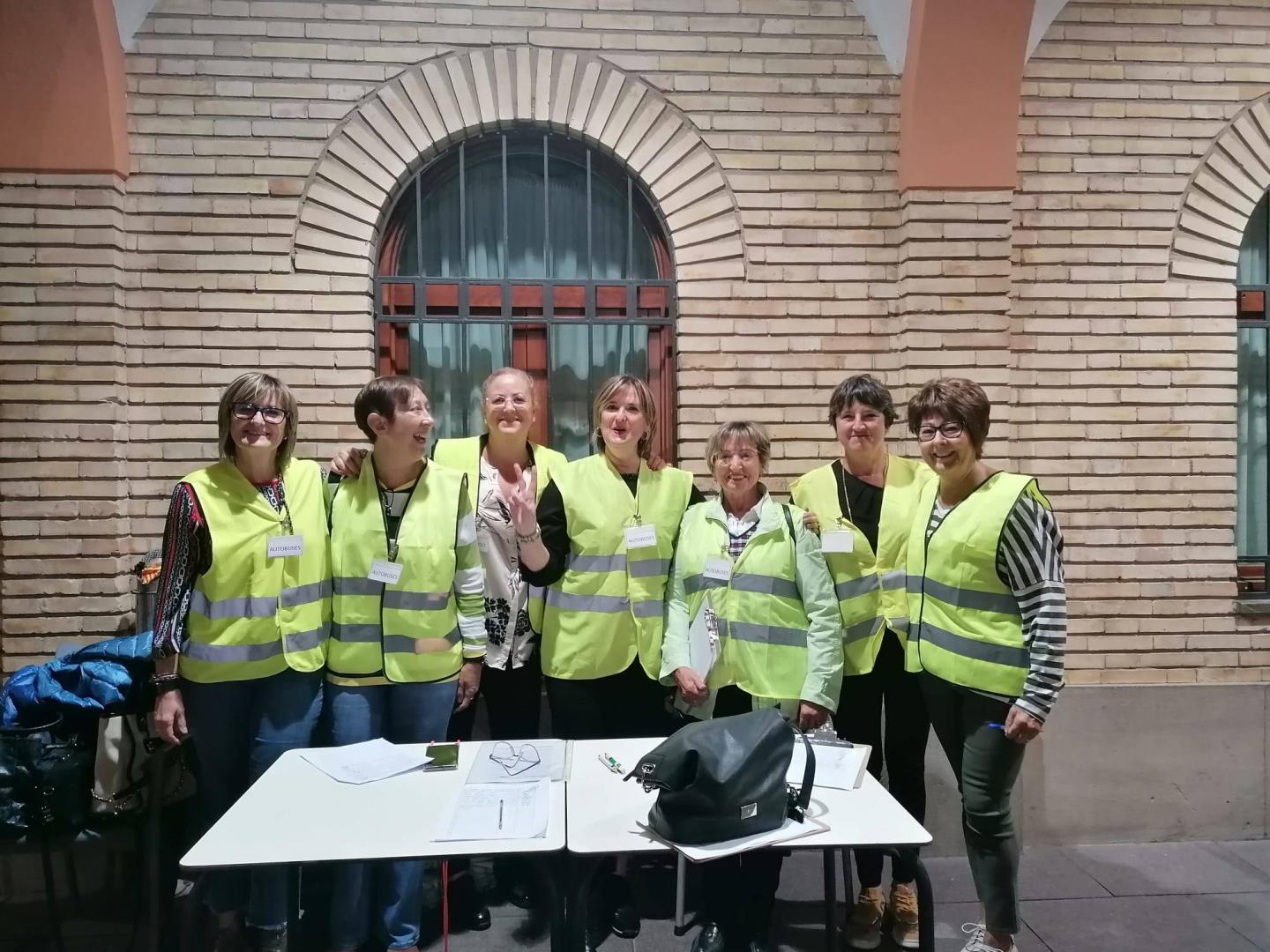 Personas integrantes de la plataforma durante una recogida de firmas anterior
