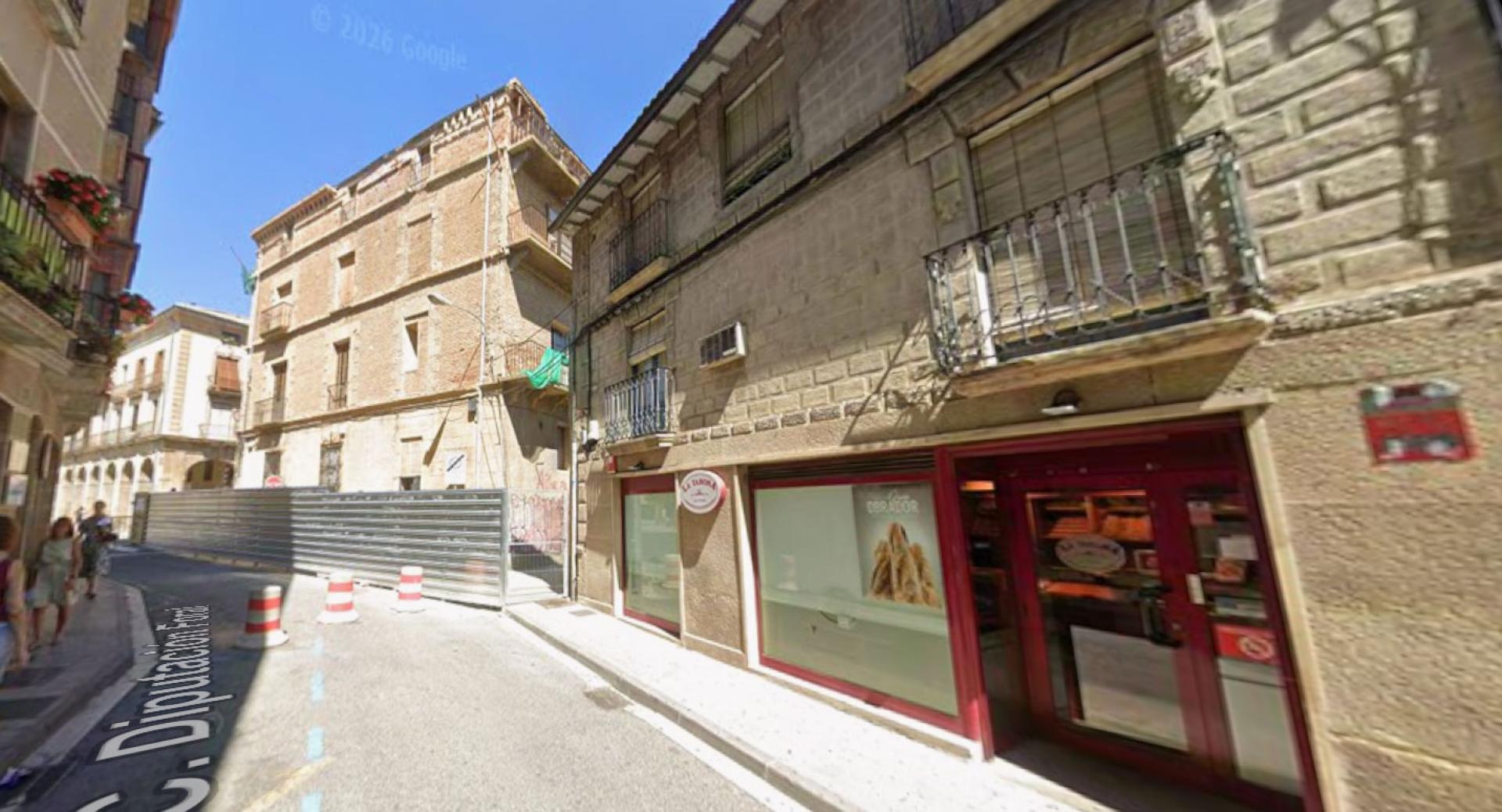 Cierre de la calle Diputación de Tafalla y, a la derecha, La Tahona contra la que chocó el coche