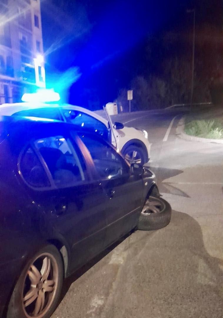 El vehículo tras chocar cuando huía de la Policía.