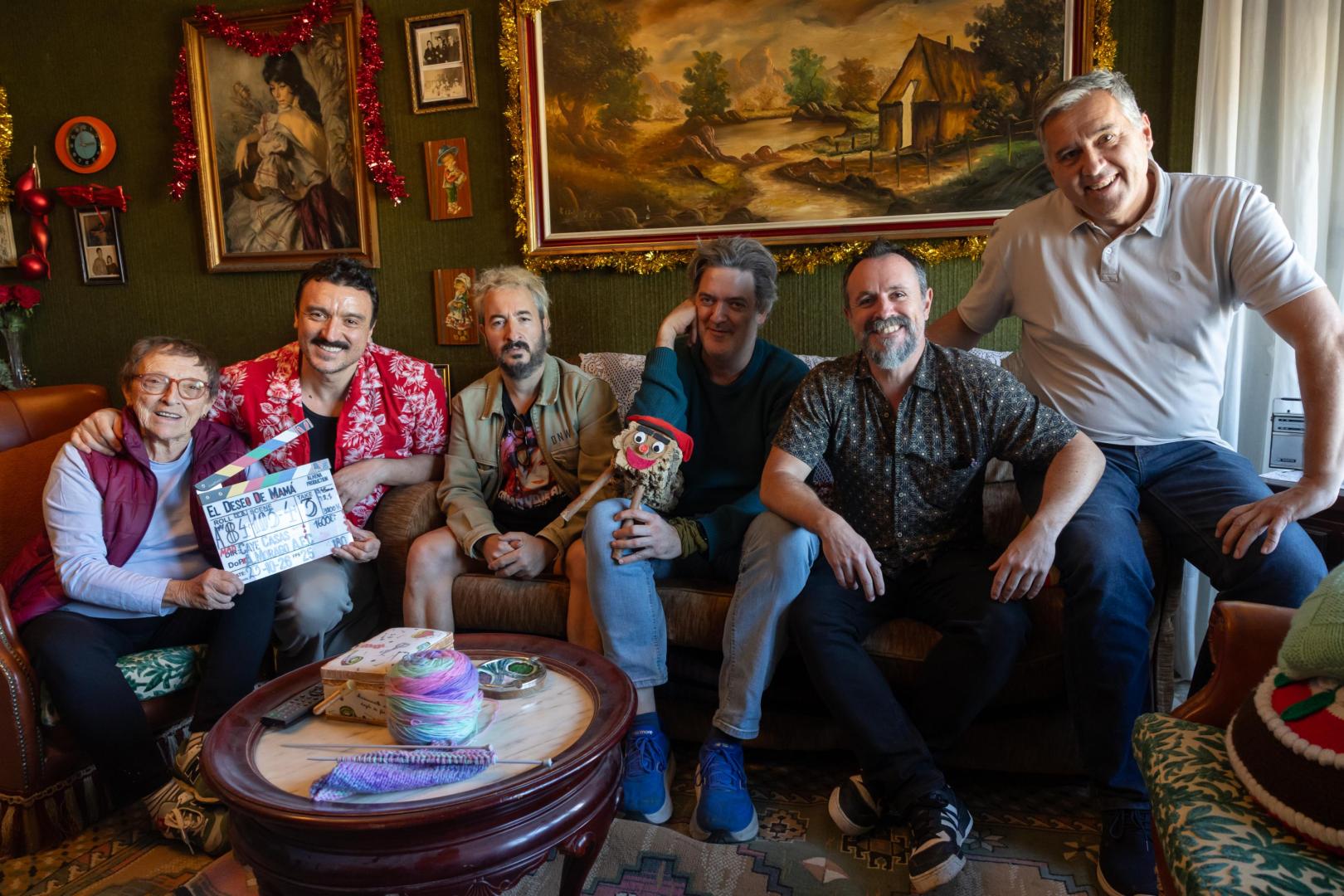 Desde la izquierda: Elena Úriz, David Pareja, Josep Riera, Jordi Aguilar (actores), Caye Casas (director) y Norbert Llaràs (productor)
