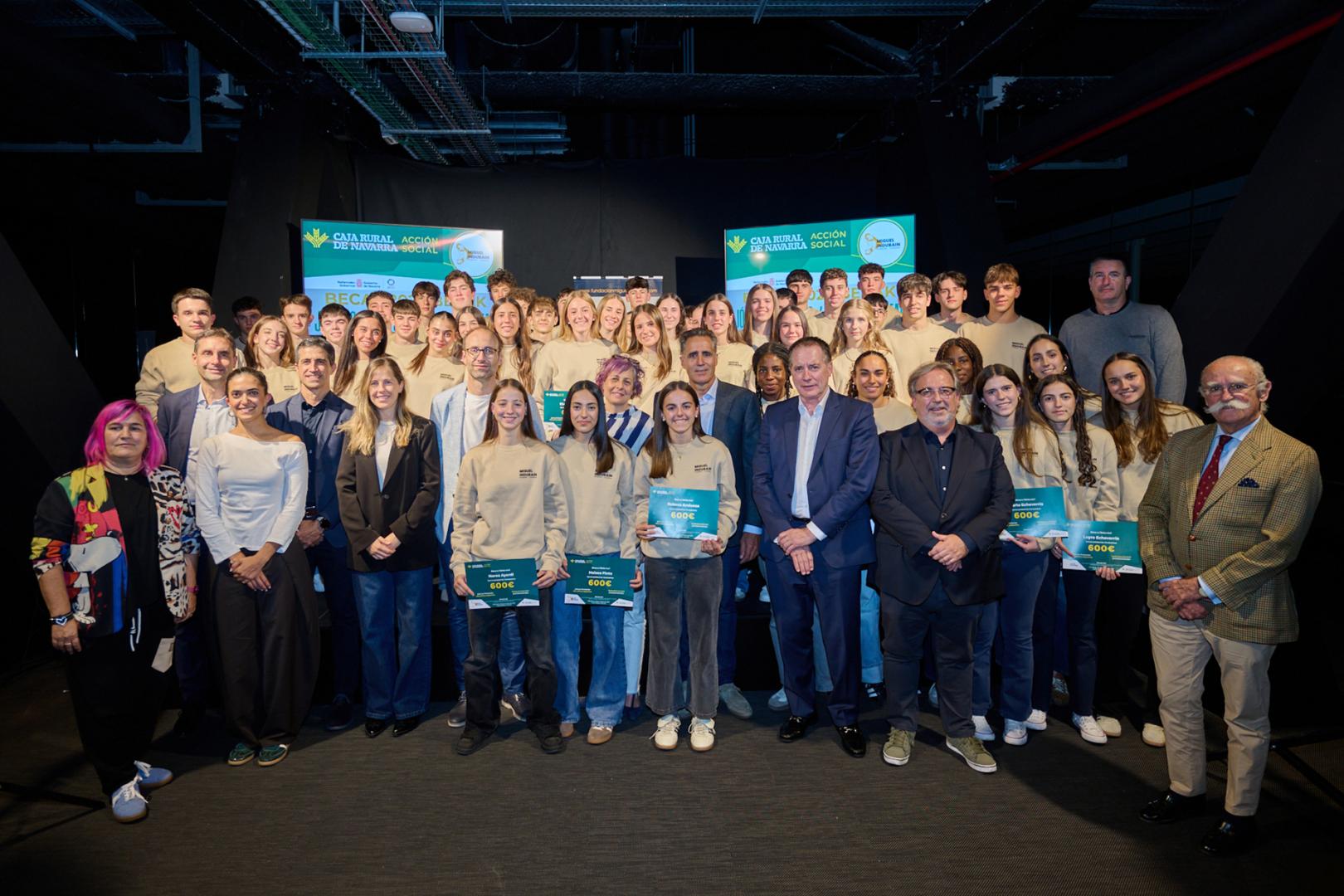 Foto de familia al término del acto de entrega de las becas a los Jóvenes Talentos 2026 celebrado en el Navarra Arena