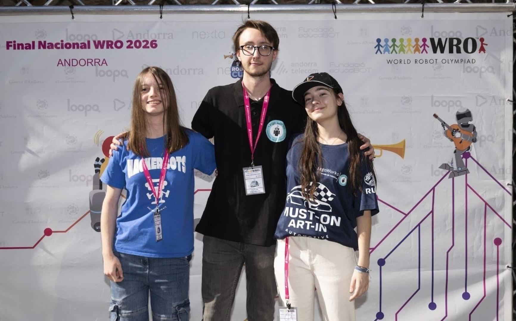 Desde la izda.: Irene Urtasun, Francisco y Sofía Rudiez (hermanos), los ganadores de la categoría nacional 'Future Engineers'