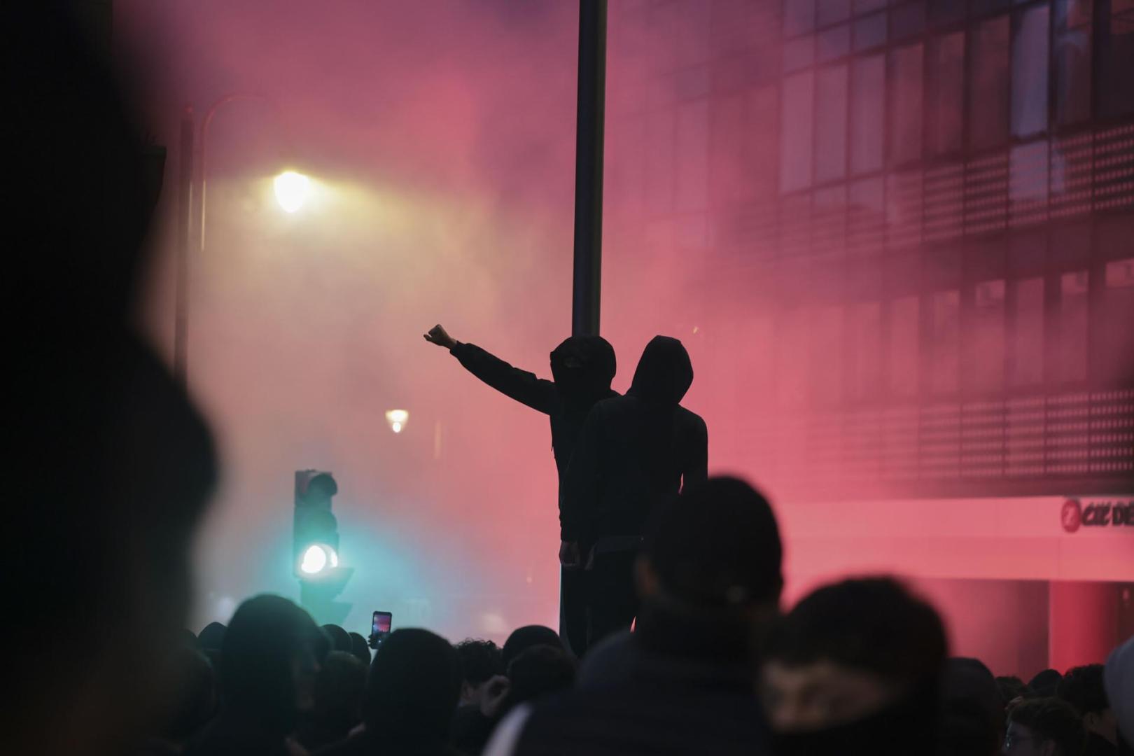 Asistentes encienden bengalas durante una manifestación de estudiantes y de colectivos 'antifascistas' este lunes por el centro de Bilbao "contra el fascismo" y en protesta por el acto anunciado por el agitador y activista político Vito Quiles