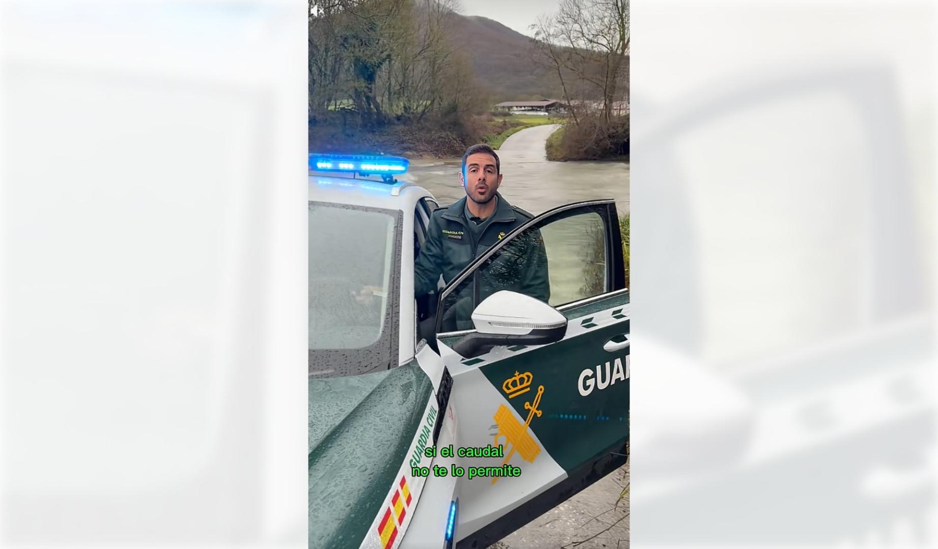 Un agente de la Guardia Civil de Navarra explica las precauciones que hay que tomar si te quedas en una corriente con un vehículo