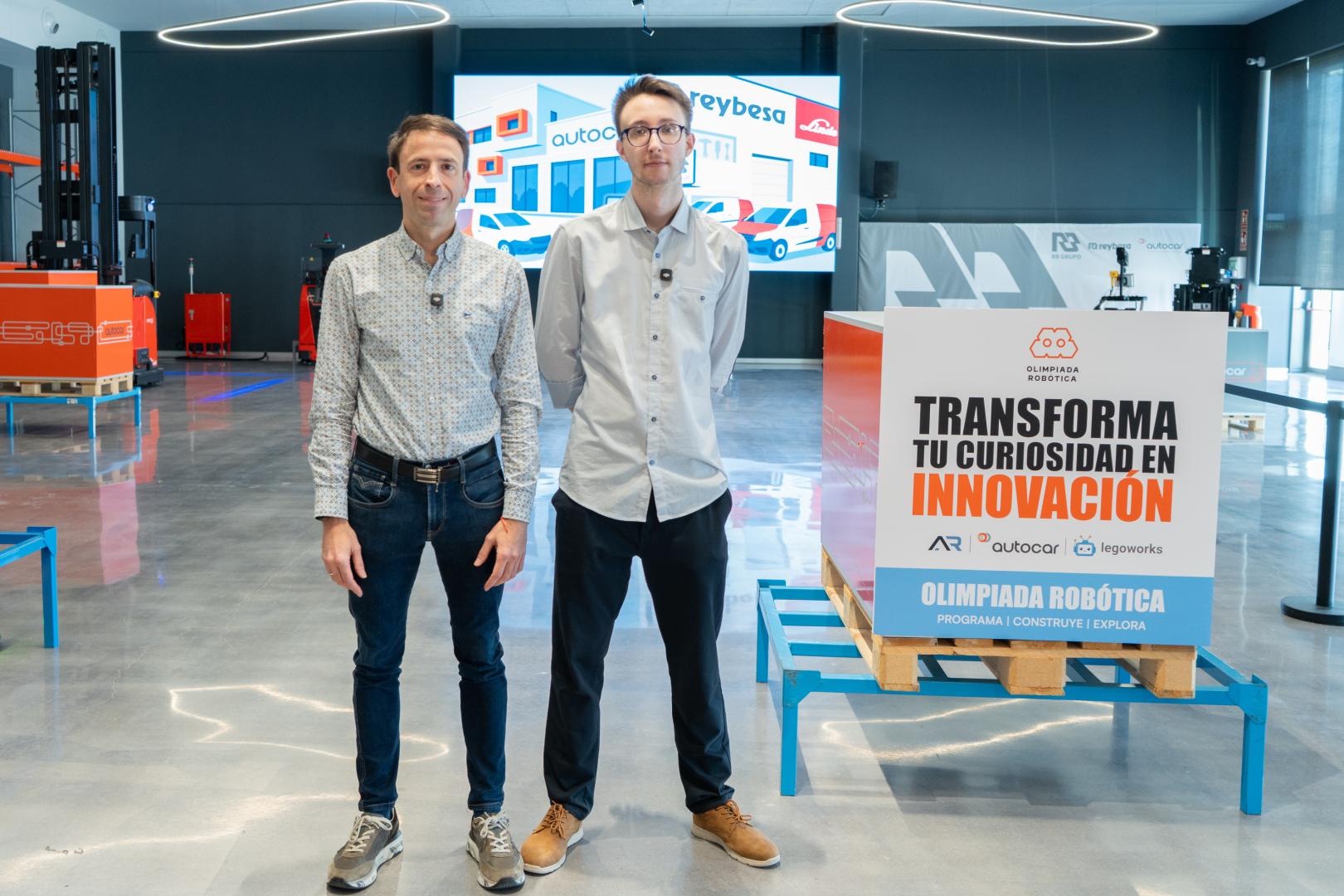 Diego Redín, gerente de Autocar, y Fran Rudiez, impulsor de la iniciativa de Fundación Ariana, en el showroom de Autocar
