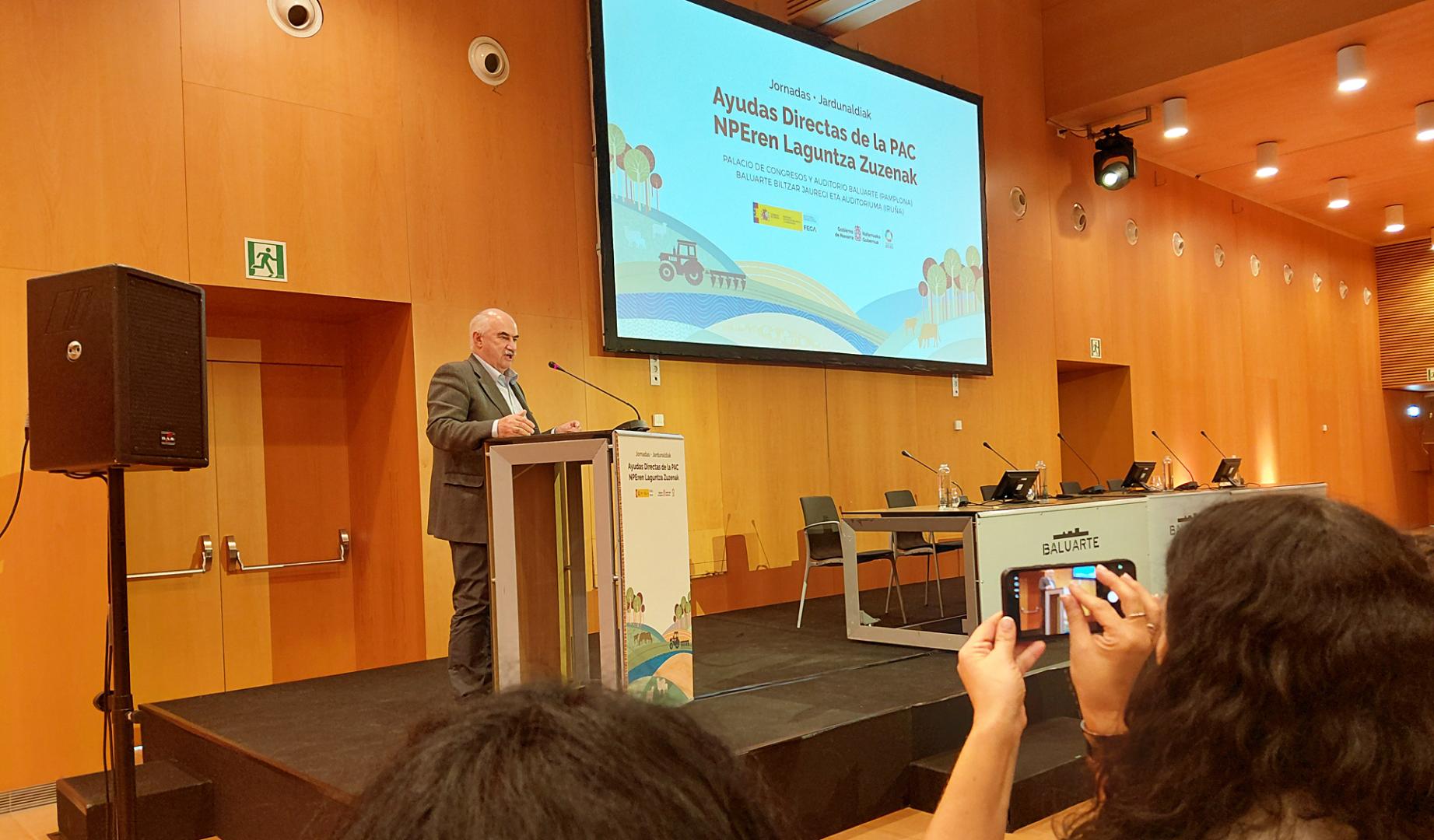 El consejero Aierdi durante la apertura de las jornadas sobre Ayudas Directas de la PAC en el Palacio de Congresos y Auditorio Baluarte