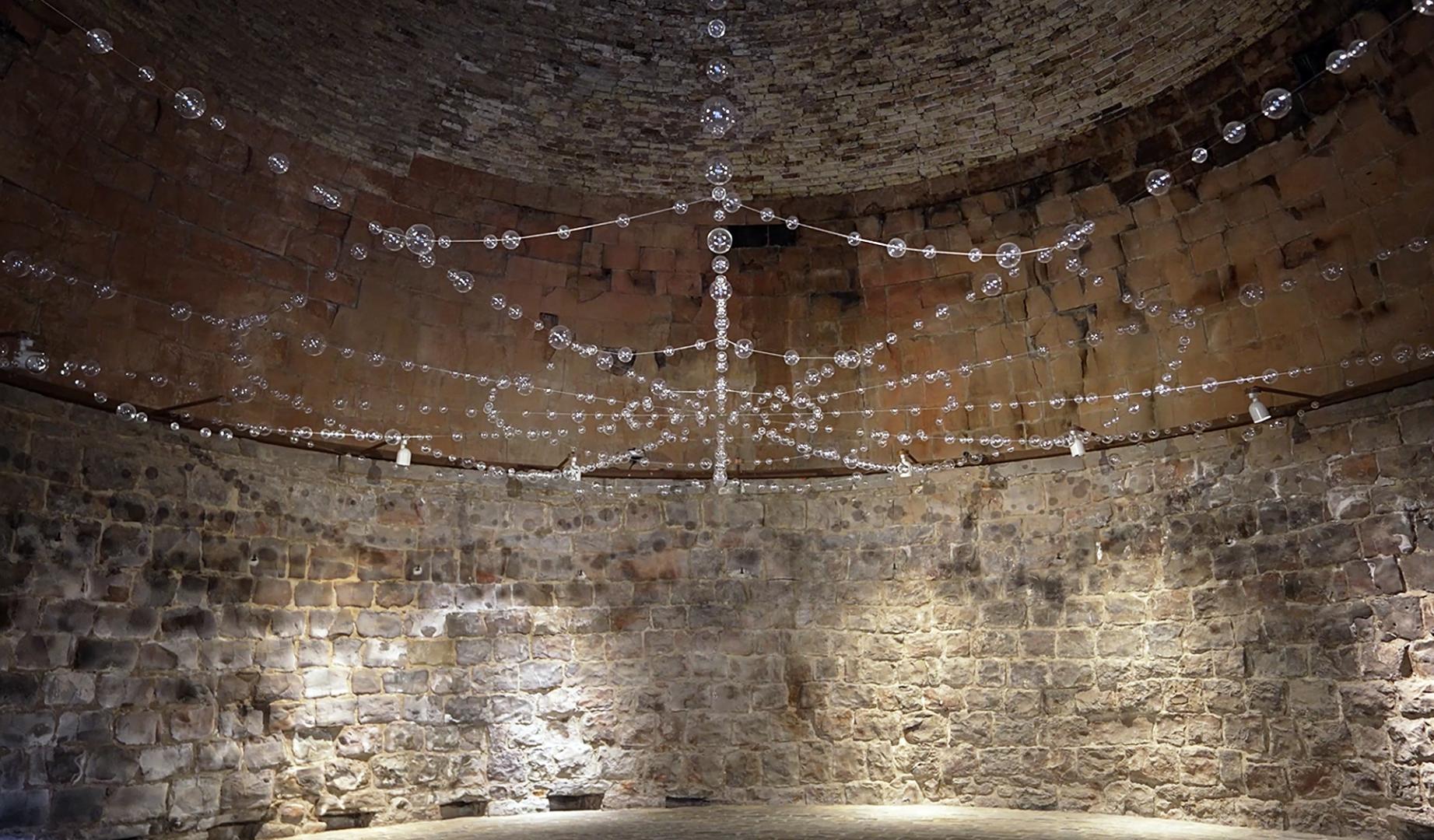 Parte de la instalación 'Web' de la artista Mona Hatoum en la Sala Horno de la Ciudadela de Pamplona