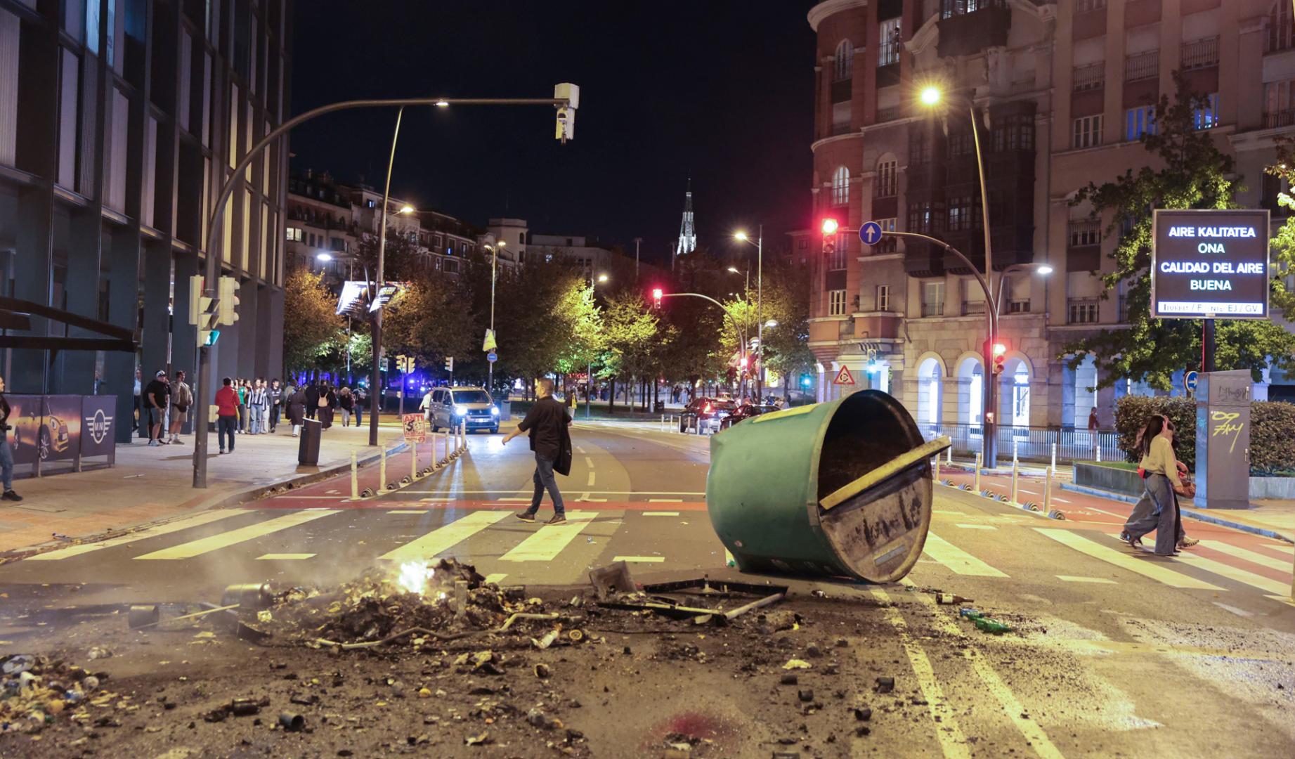 Varios cientos de personas, en su mayoría encapuchadas, han protagonizado altercados en el barrio bilbaíno de Deusto tras disolverse una concentración 'antifascista' contra la celebración de un acto público del periodista Vito Quiles