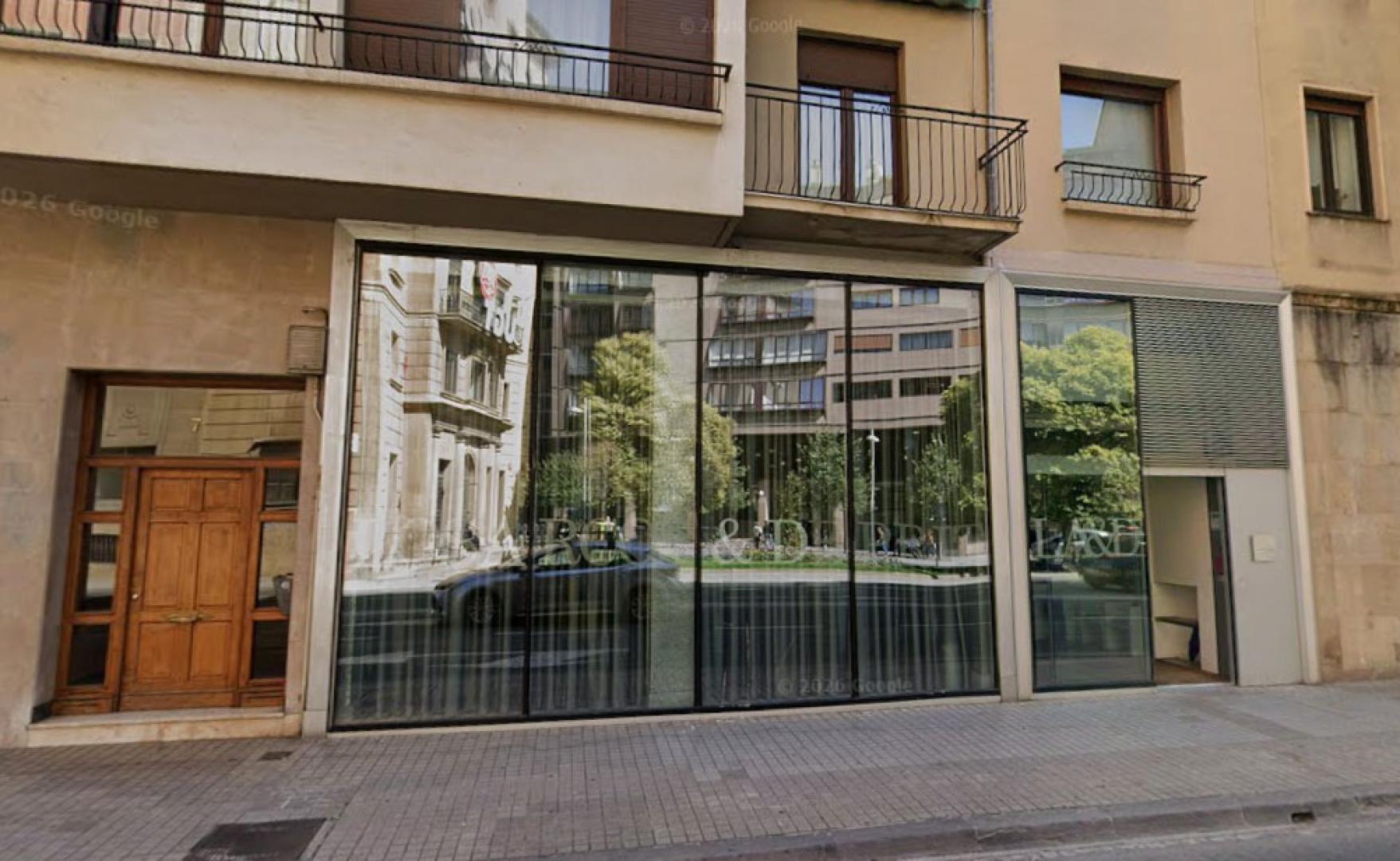 Sede de la clínica dental Los Arcos Deprit en la avenida de Zaragoza