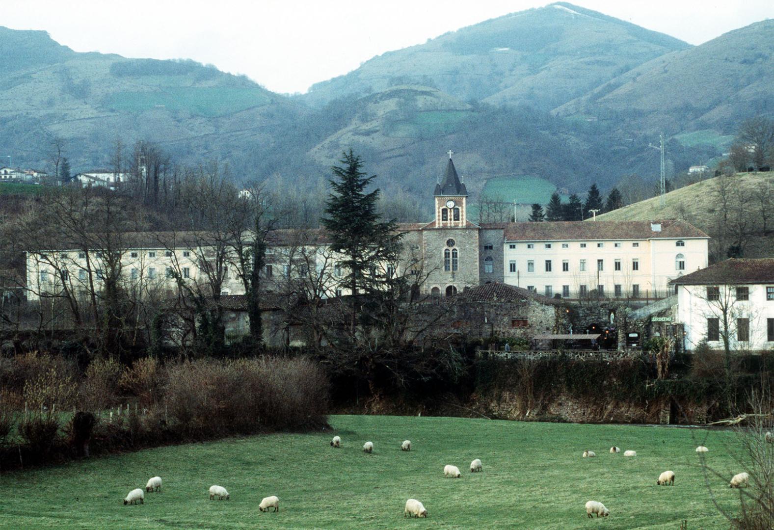 Imagen del desaparecido colegio de los Capuchinos en Lekaroz.