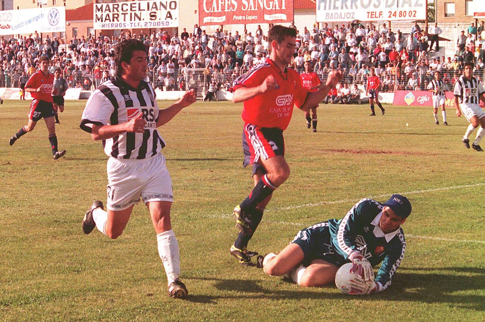 Javier López Vallejo atrapa el balón en aquel Badajoz-Osasuna de mayo de 1997