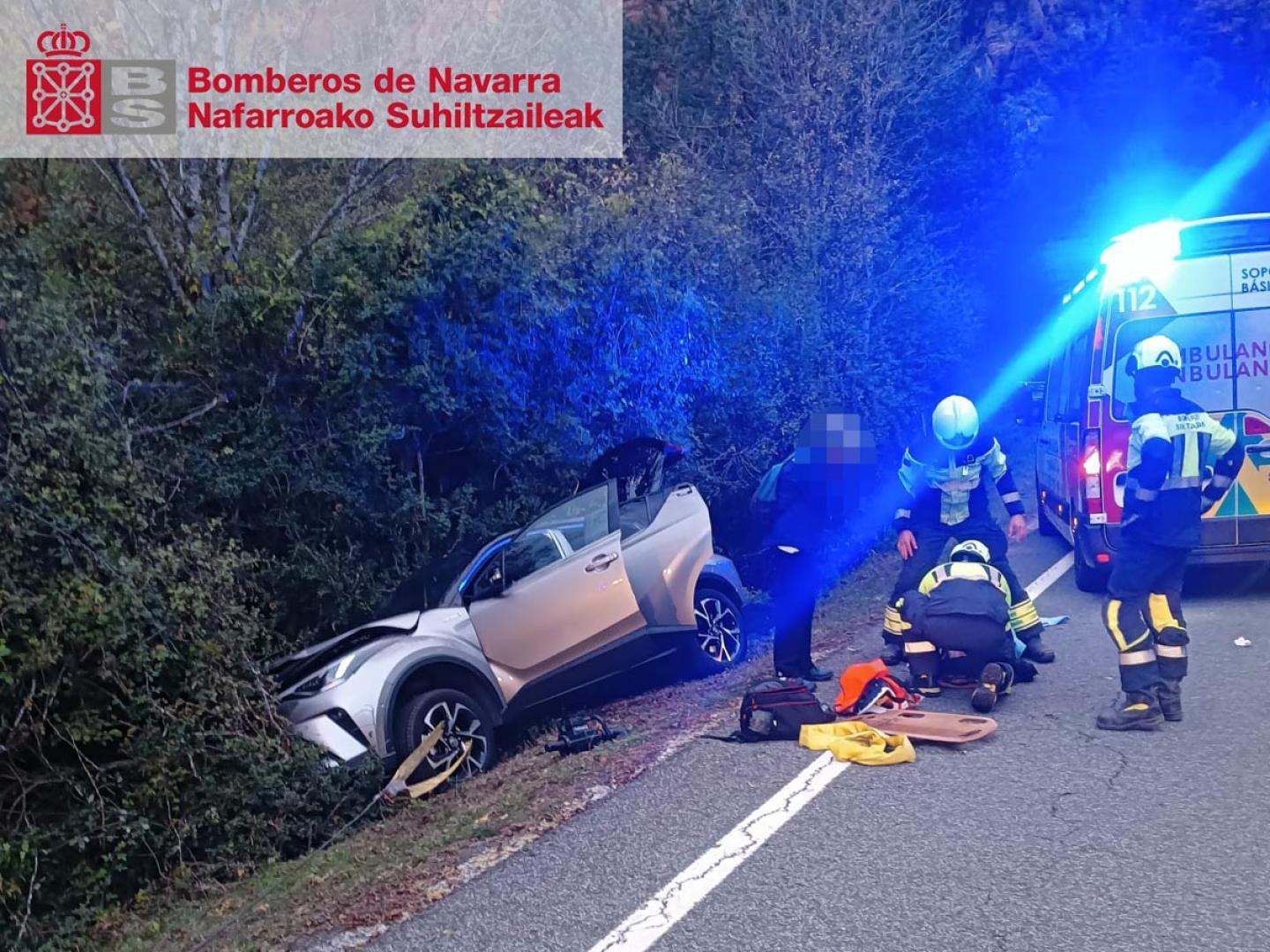 Personal de emergencias atienden el accidente