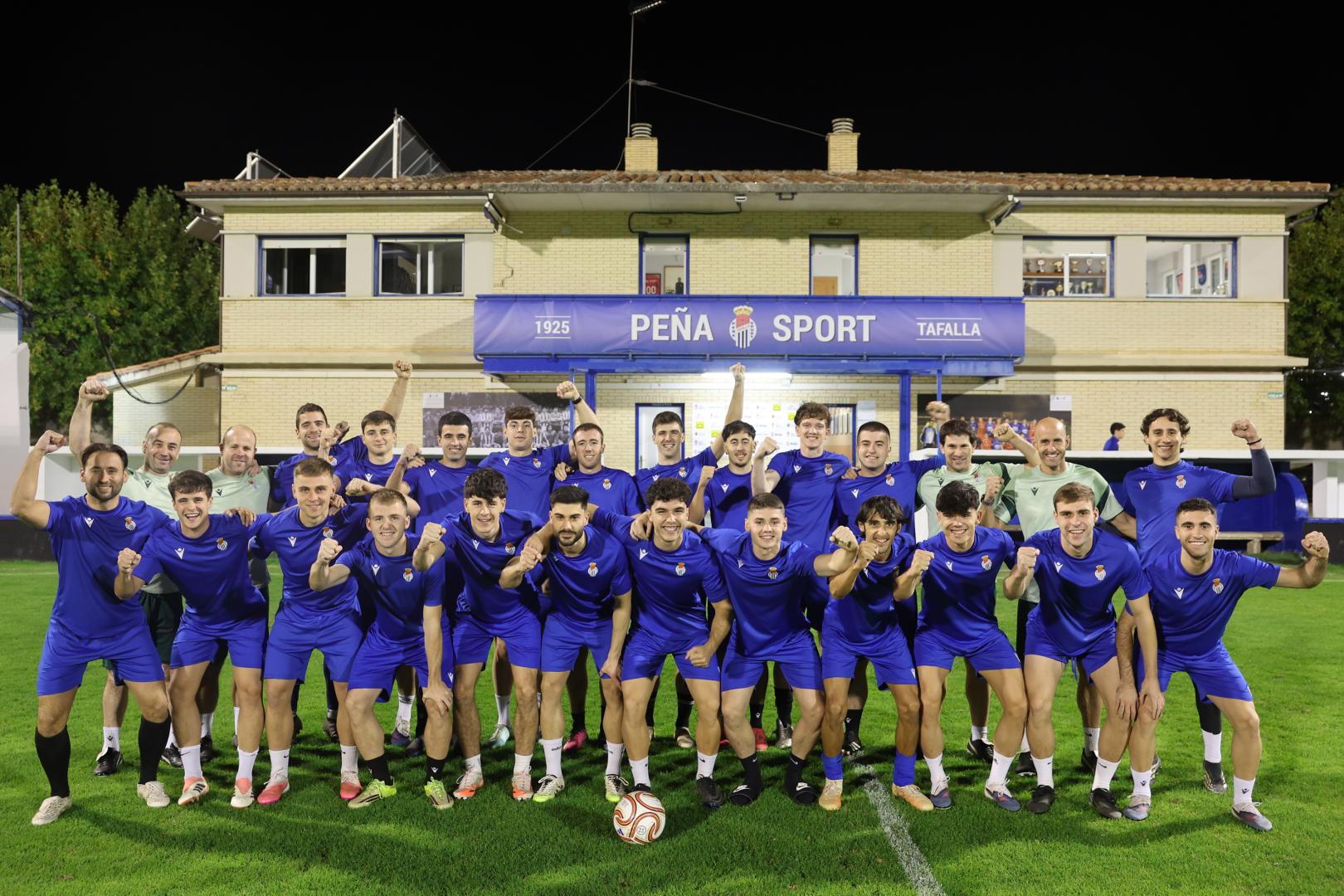 En primera fila de izq. a dcha: Alejandro Castillo, Iñaki Rodríguez, Omar Ugartemendia, Dani Pérez, Ibai González, Iván Bravo, Gonzalo Amado, Iker Gil, Javier Moreno, Aitor Albizu, Hugo Terés y Álvaro Vélaz. Detrás: Arkaitz Martínez (entrenador de porteros), Miguel Usoz (preparador físico), Ander Ibáñez, Carlos Alonso, Juan Asirón, Carlos Moratalla, Eduardo Izura, Joaquín Recalde, Samu Sánchez, Imanol Urdániz, Javier Ozcáriz, Rúper (entrenador auxiliar), Ion Vélez (entrenador) y Gabri Torres.