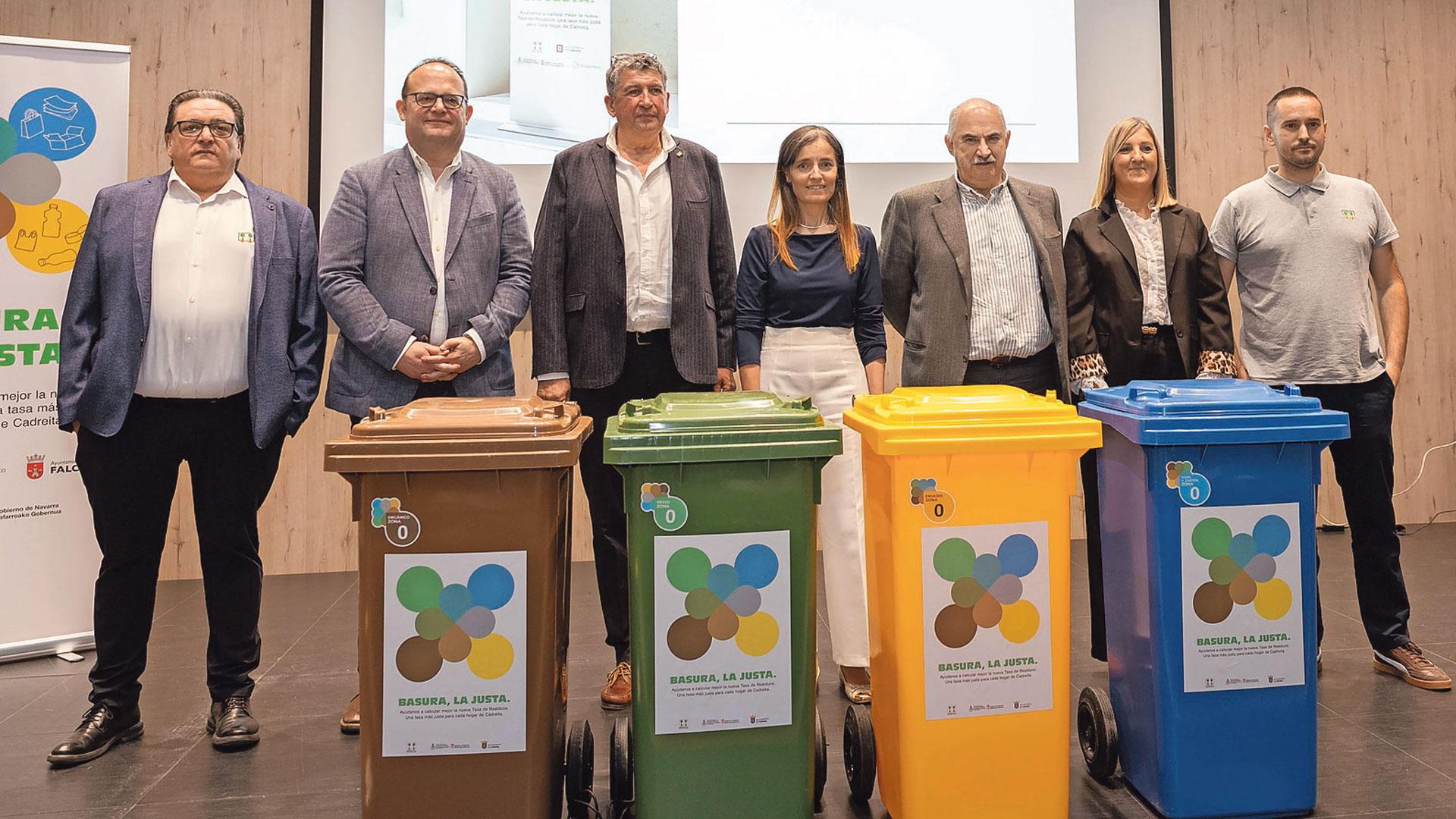 De izda. a dcha.: Miguel Ángel Arrastio (gerente de la Mancomunidad Ribera Alta), José Luis Moreno (gerente de Innovación de Ecoembes), José María Palacios (presidente de la Mancomunidad Ribera Alta), Ana Bretaña (directora general de Medio Ambiente), José María Aierdi (consejero de Medio Ambiente del Gobierno de Navarra), Berta Pejenaute (alcaldesa de Cadreita) y Joseba Barandiaran (técnico ambiental de la Mancomunidad)